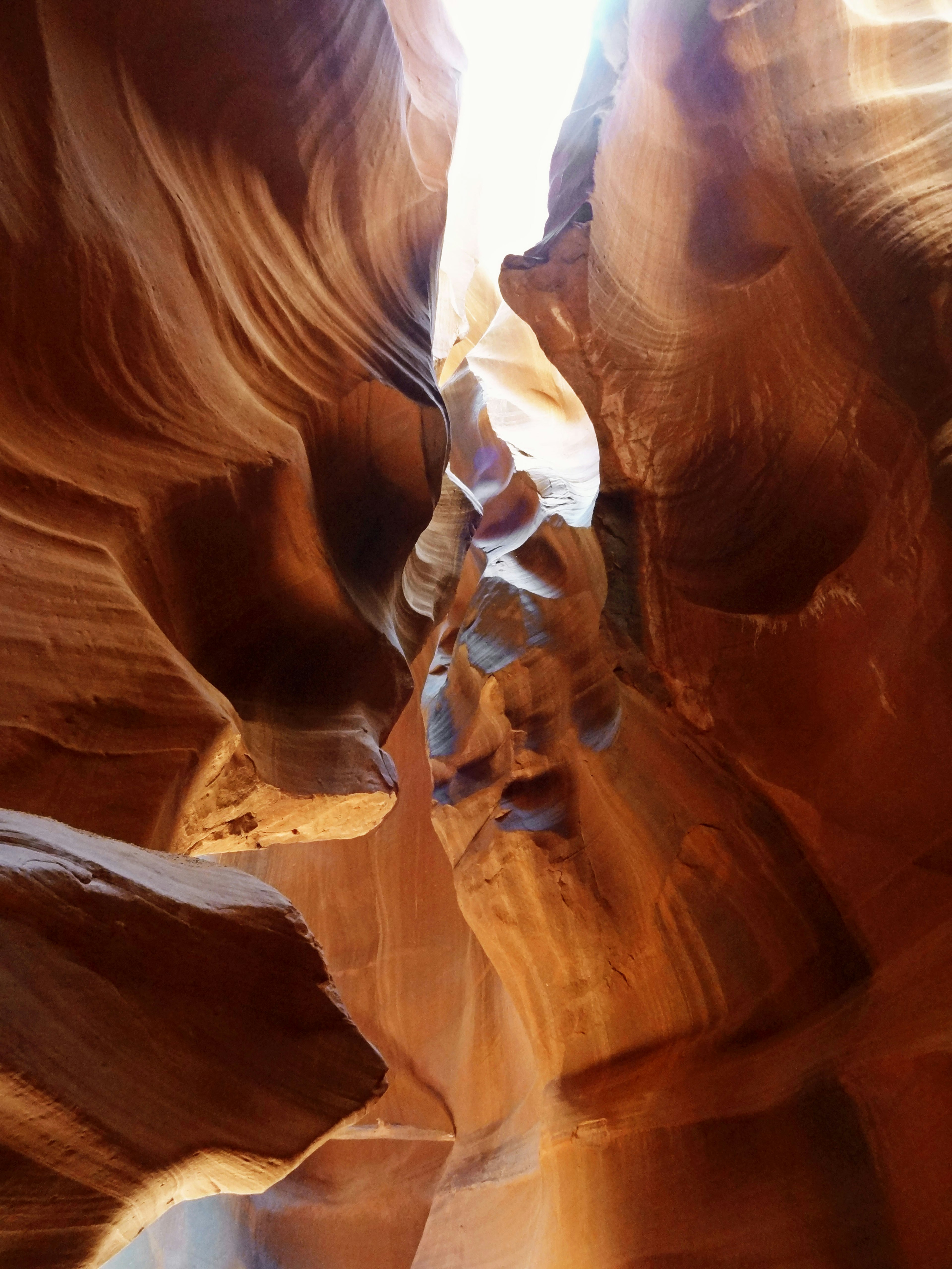 Formations rocheuses époustouflantes et effets de lumière dans le canyon Antelope