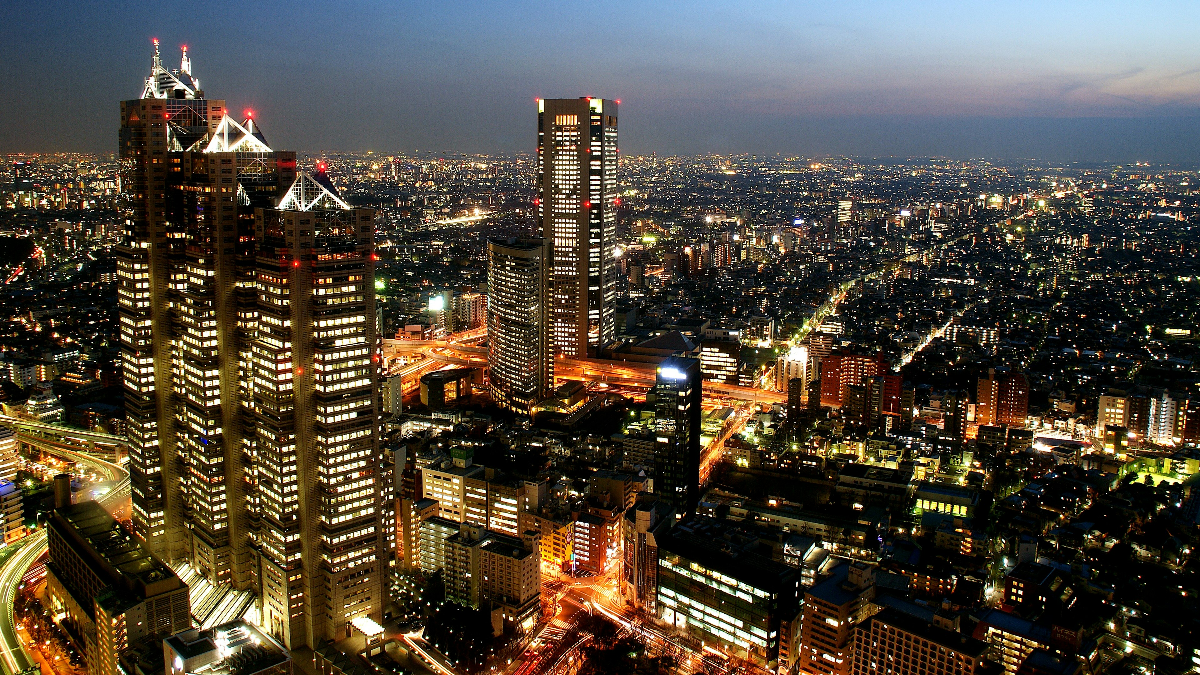 Skyline di Tokyo di notte con grattacieli illuminati e luci della città