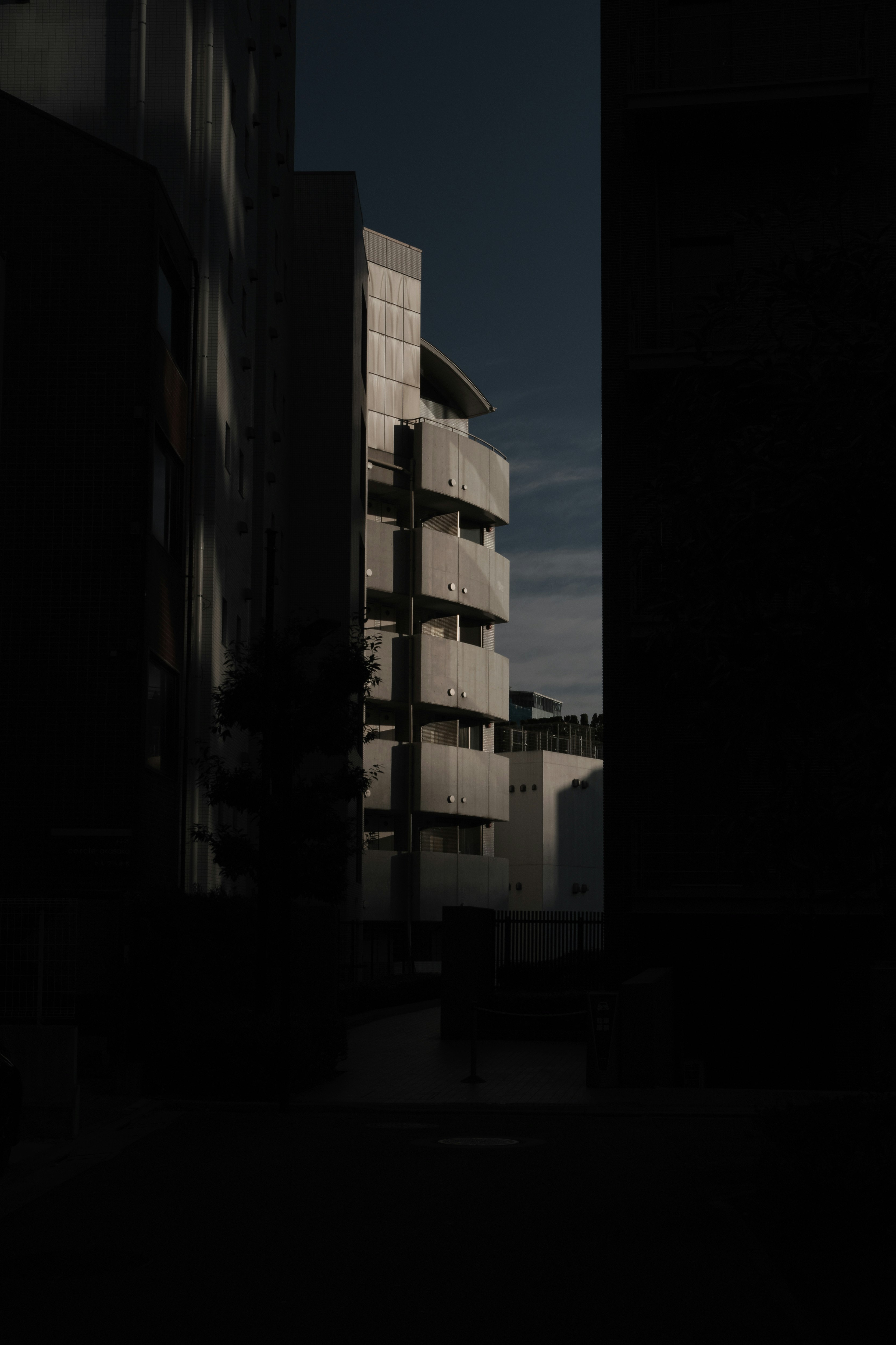 Silhouette eines modernen Gebäudes in einer dunklen Gasse