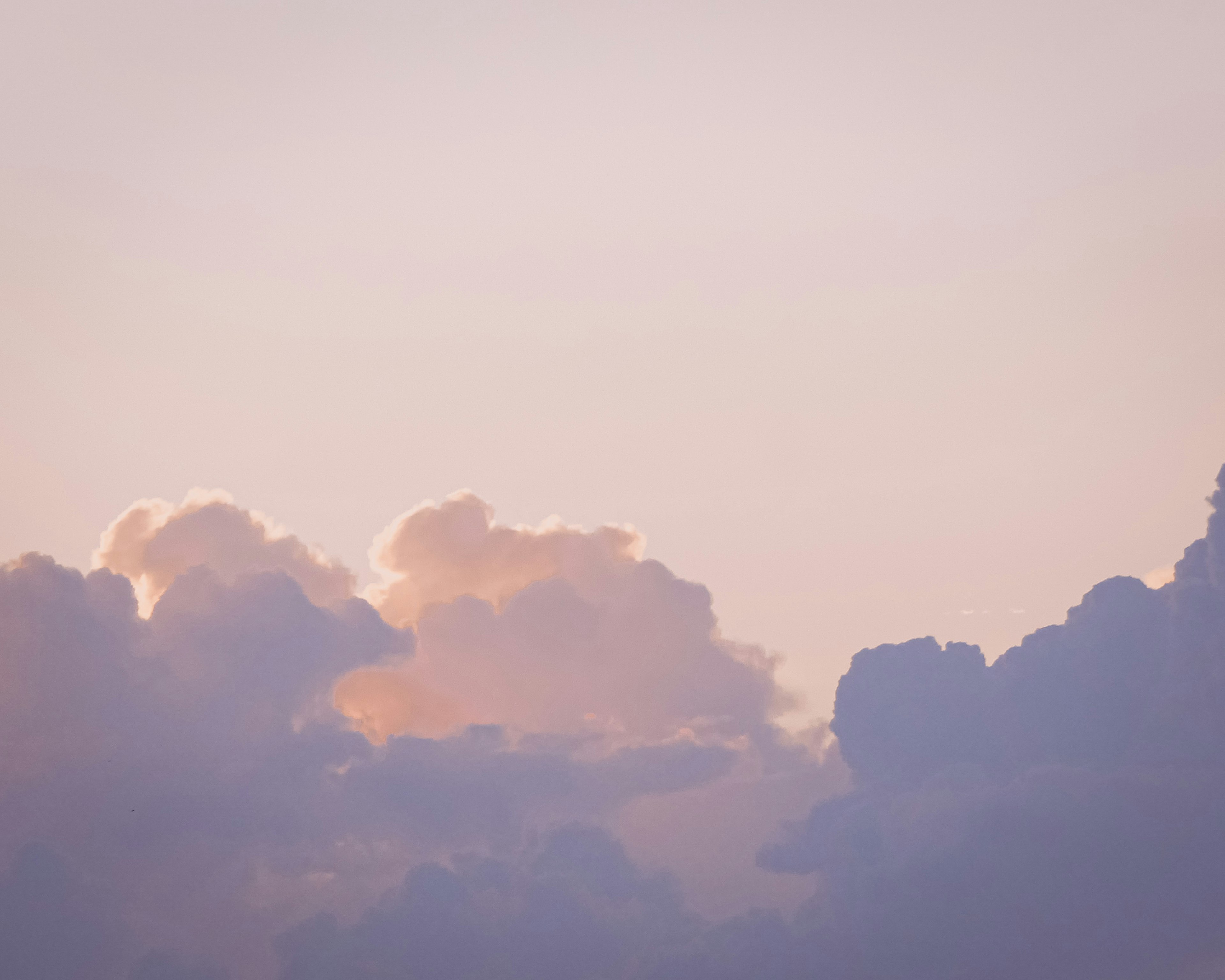 Sanfte Wolkenfarben in einem Dämmerungshimmel