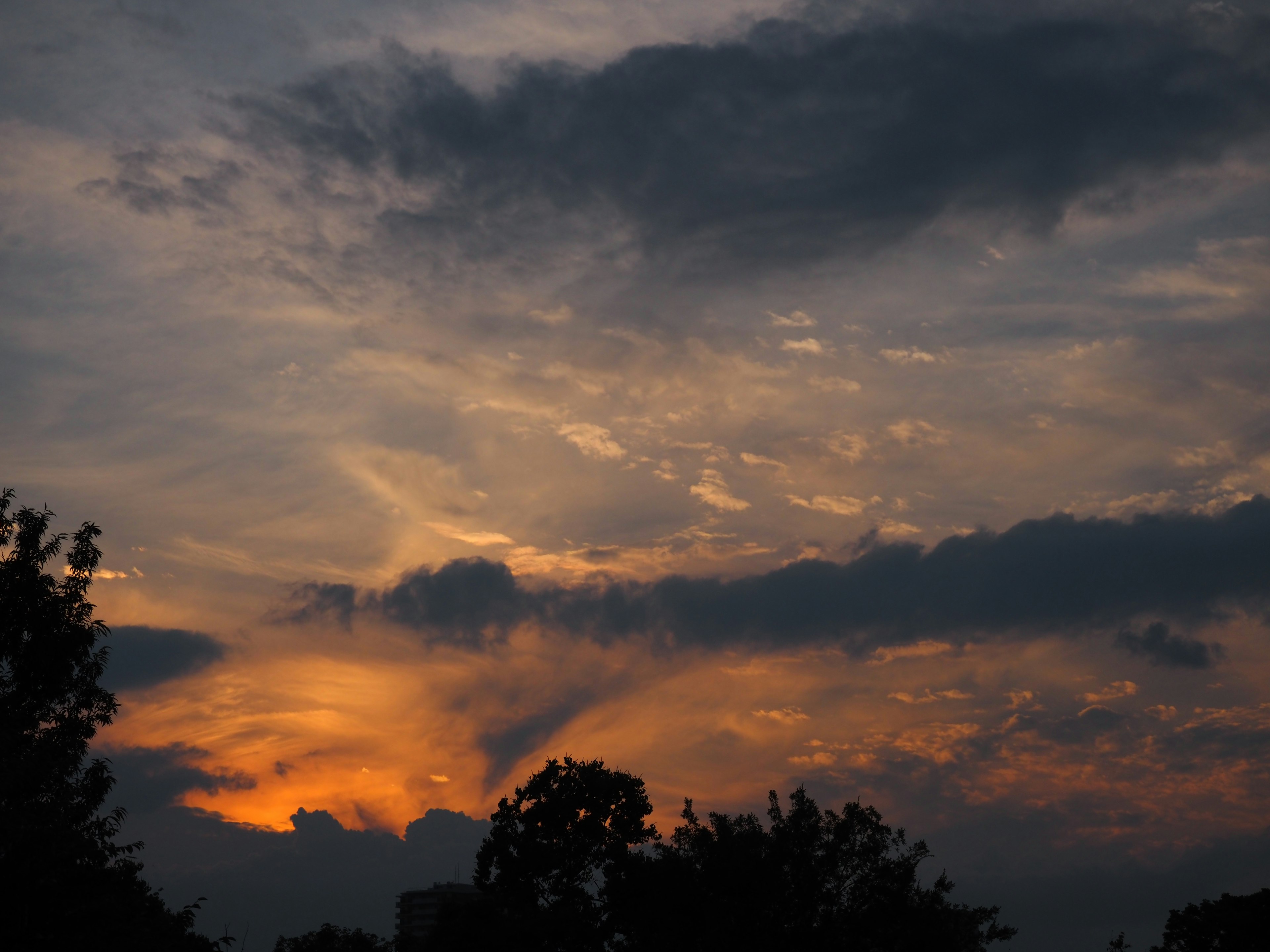 Hermoso cielo al atardecer con nubes de varios colores