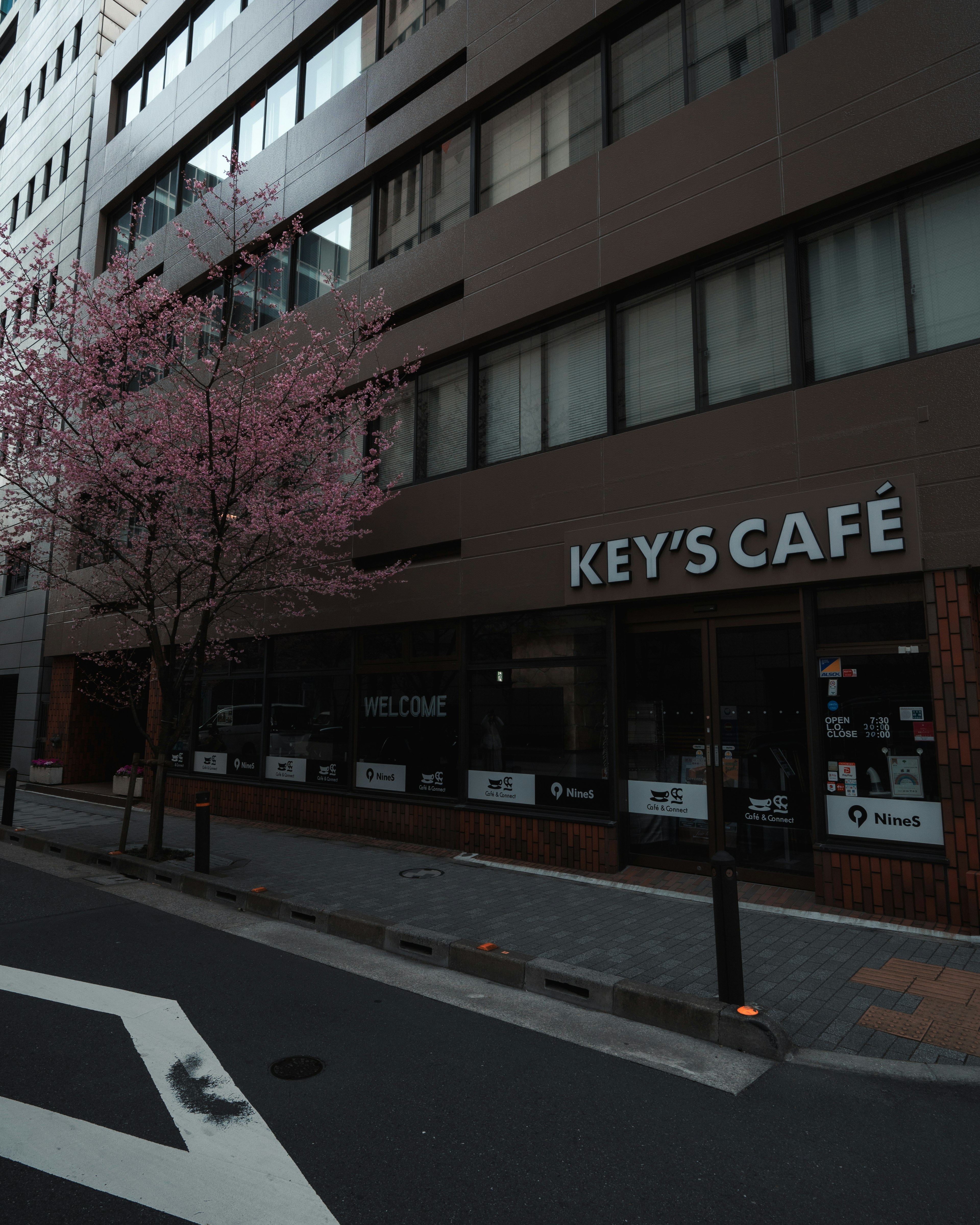 Eksterior KEY'S CAFÉ dengan pohon sakura