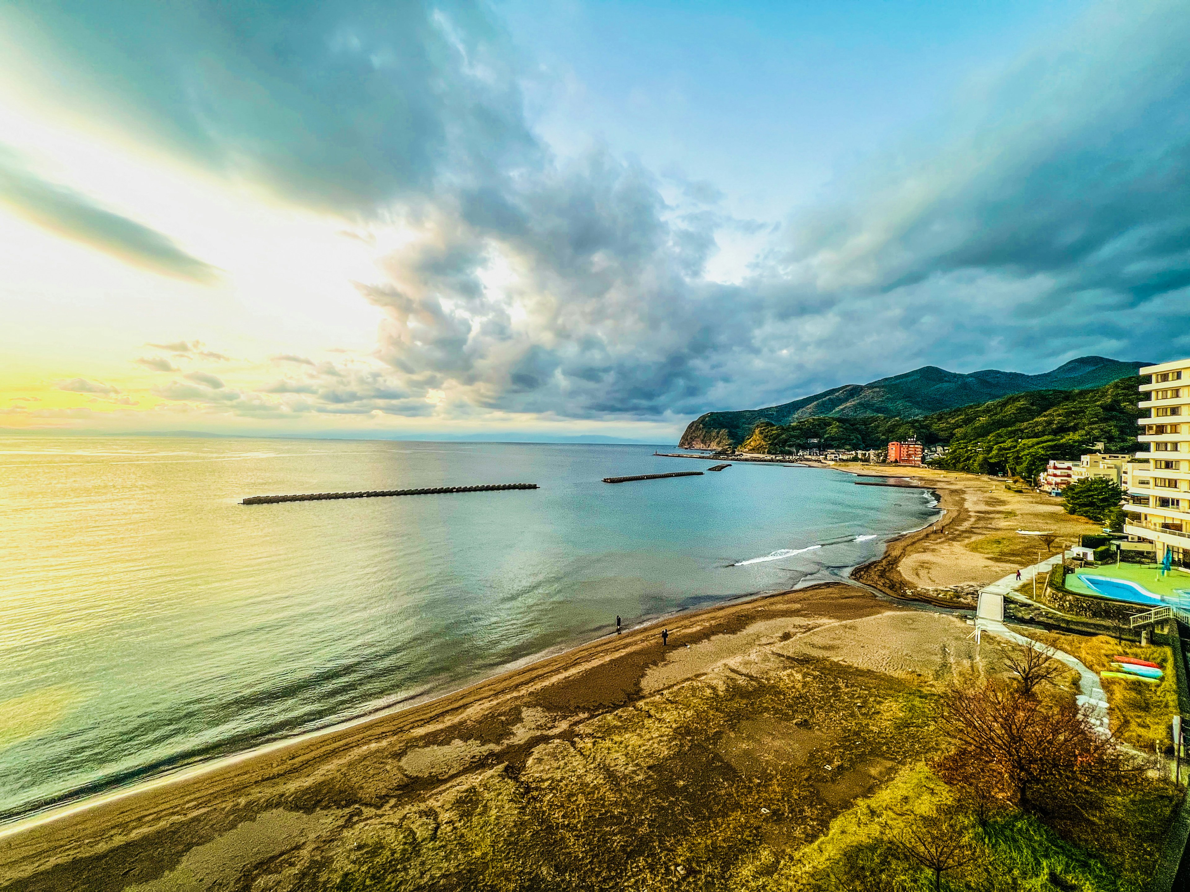 Costa panoramica con onde dolci e cielo sereno