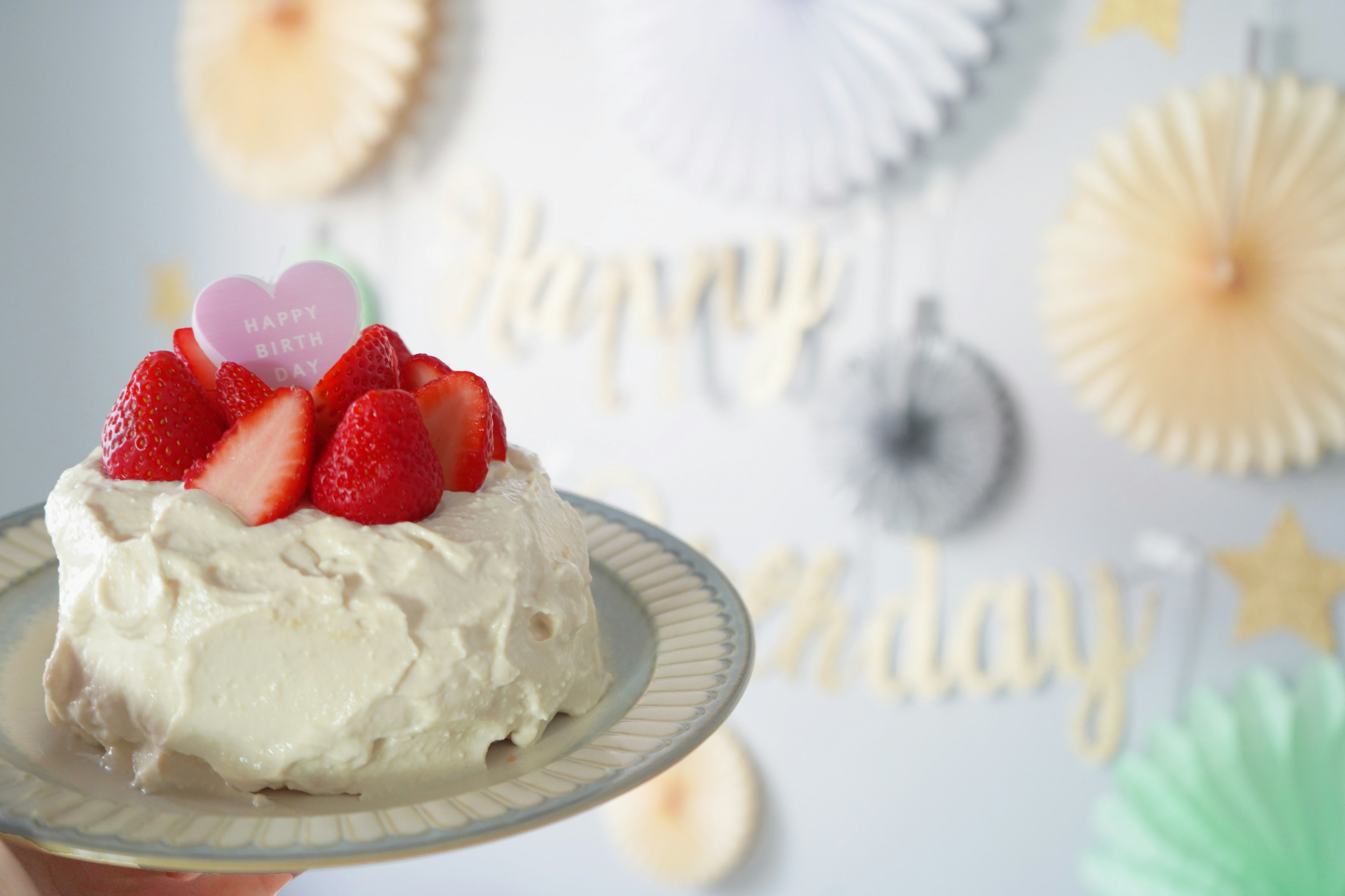 Un gâteau à la crème blanche décoré de fraises