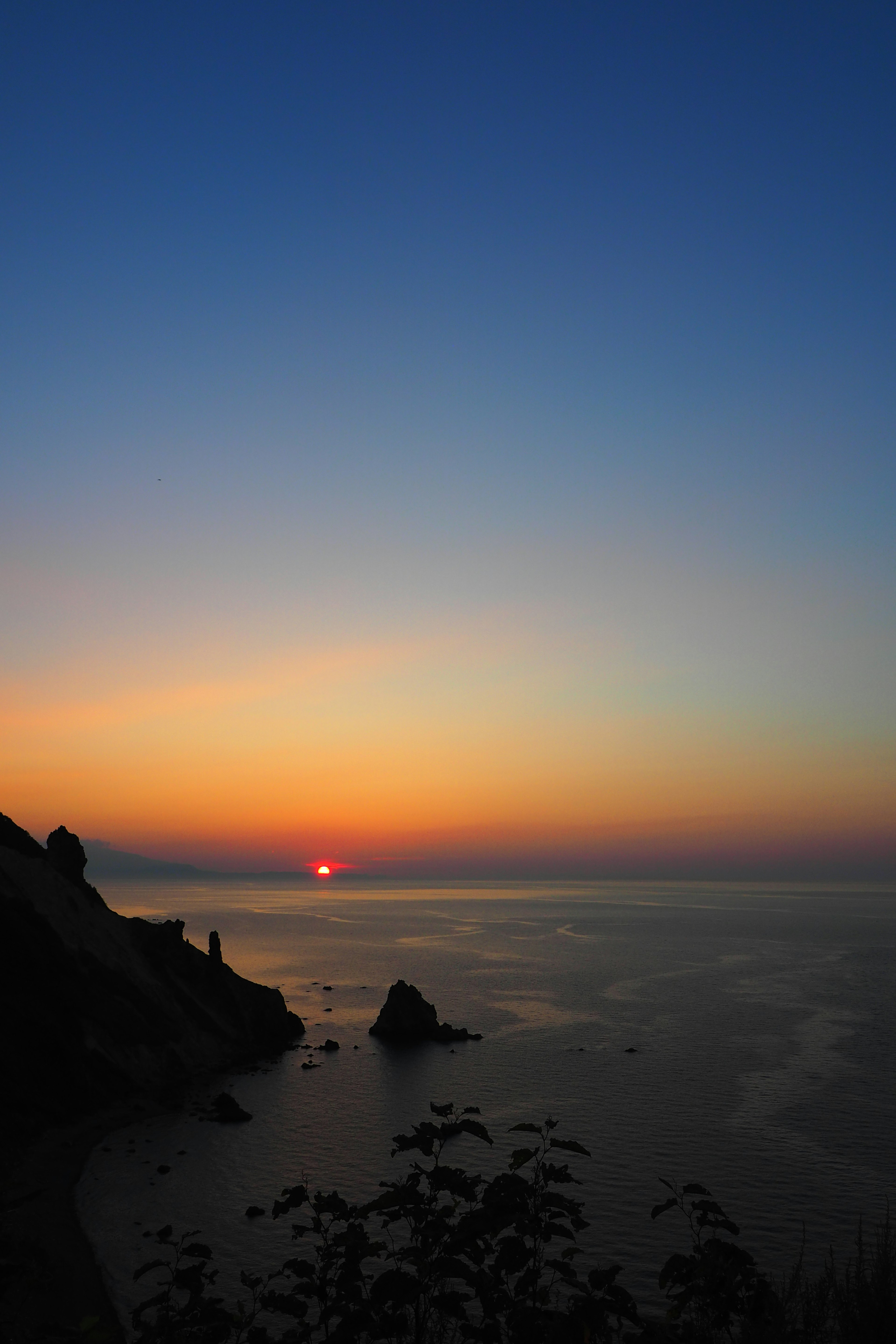 Vue magnifique du coucher de soleil sur l'océan