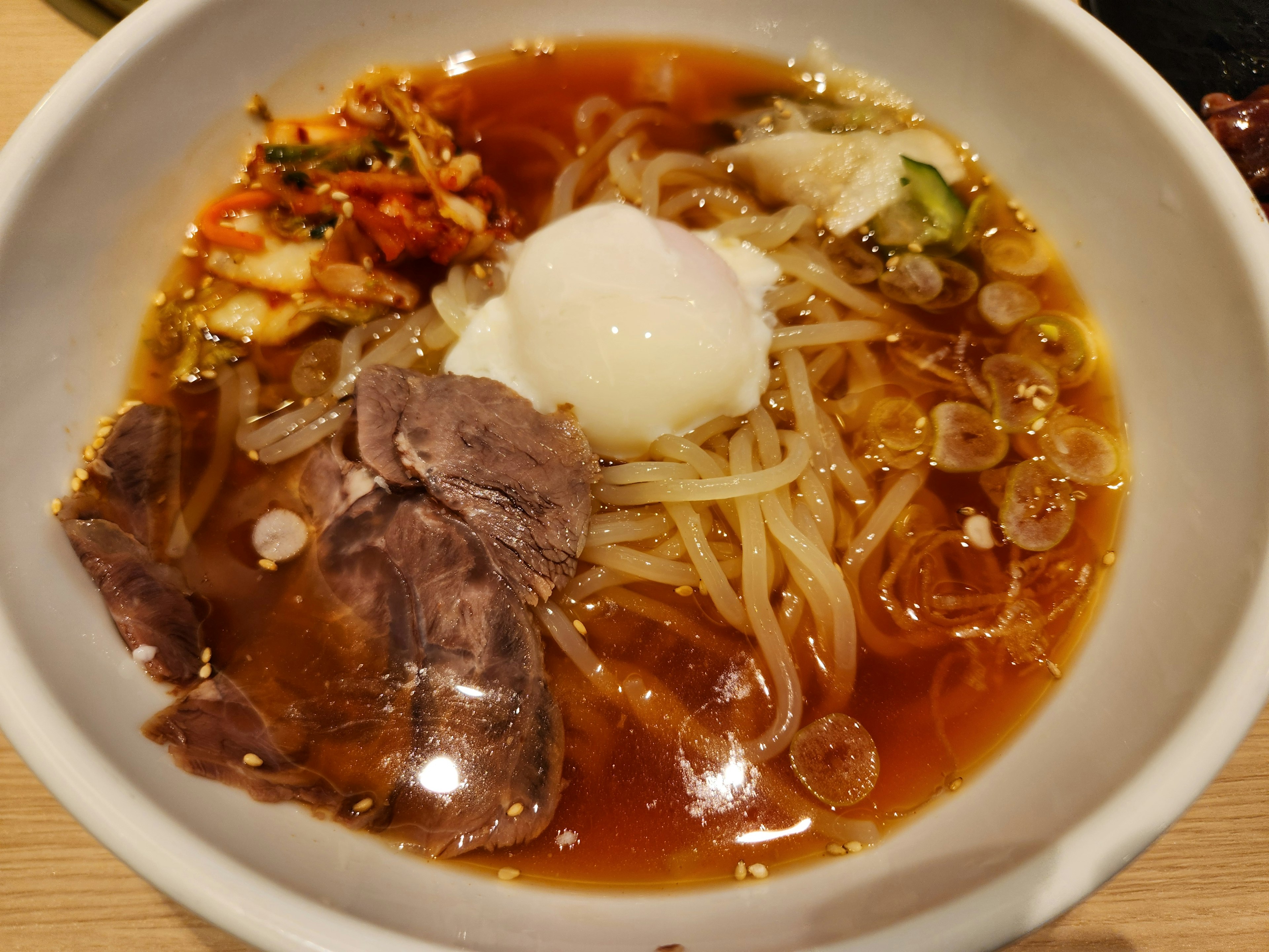 スープに浸かった肉と野菜の盛り合わせのラーメン