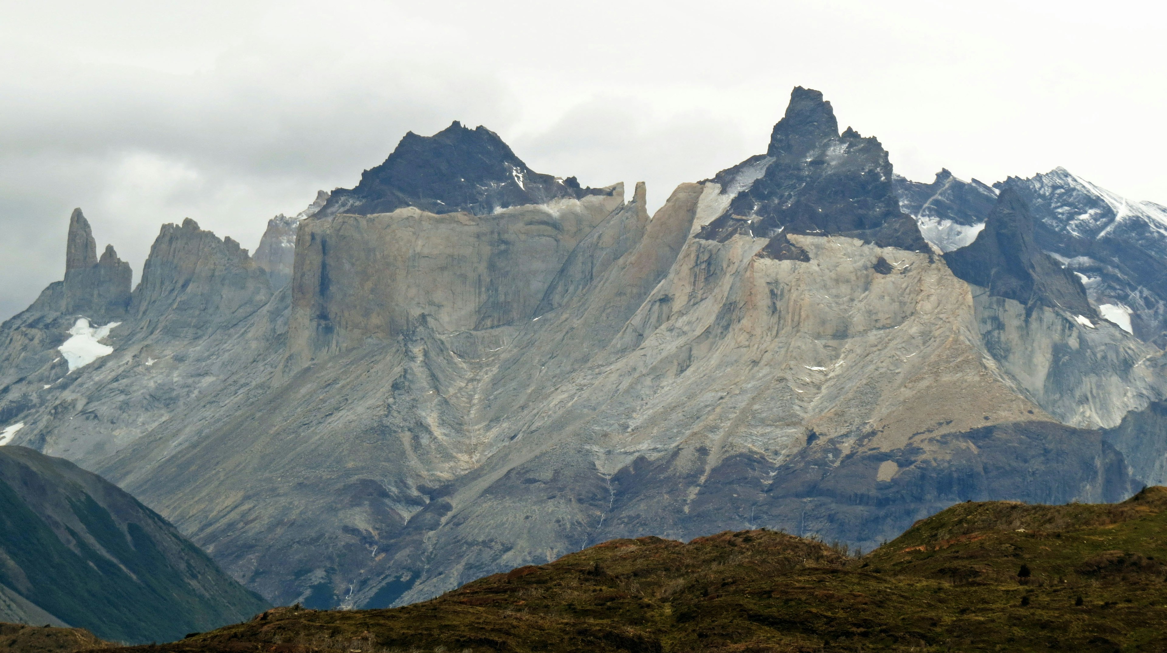 Paesaggio che mostra le montagne del parco nazionale Torres del Paine in Patagonia