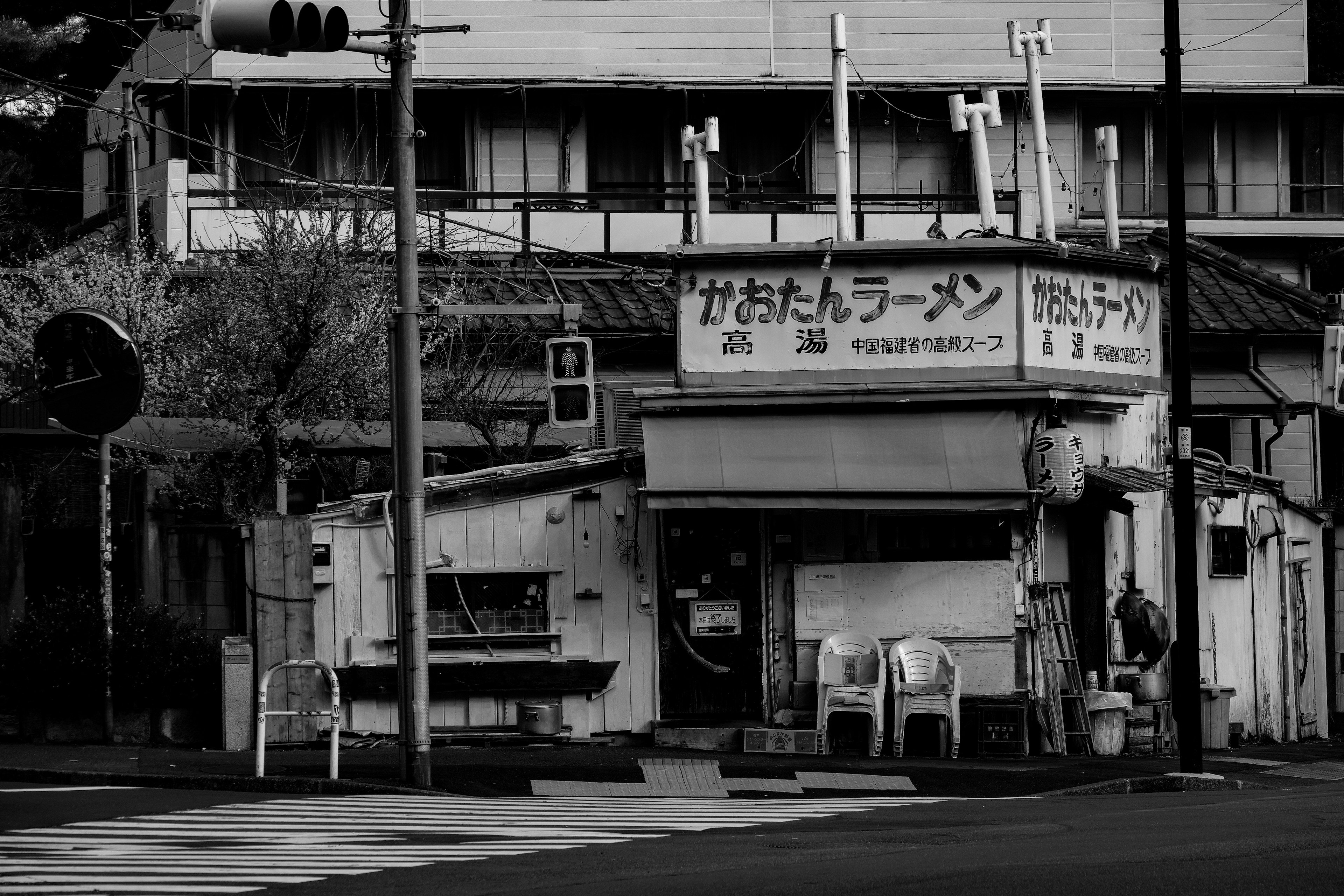 Foto in bianco e nero dell'esterno di un ristorante di ramen