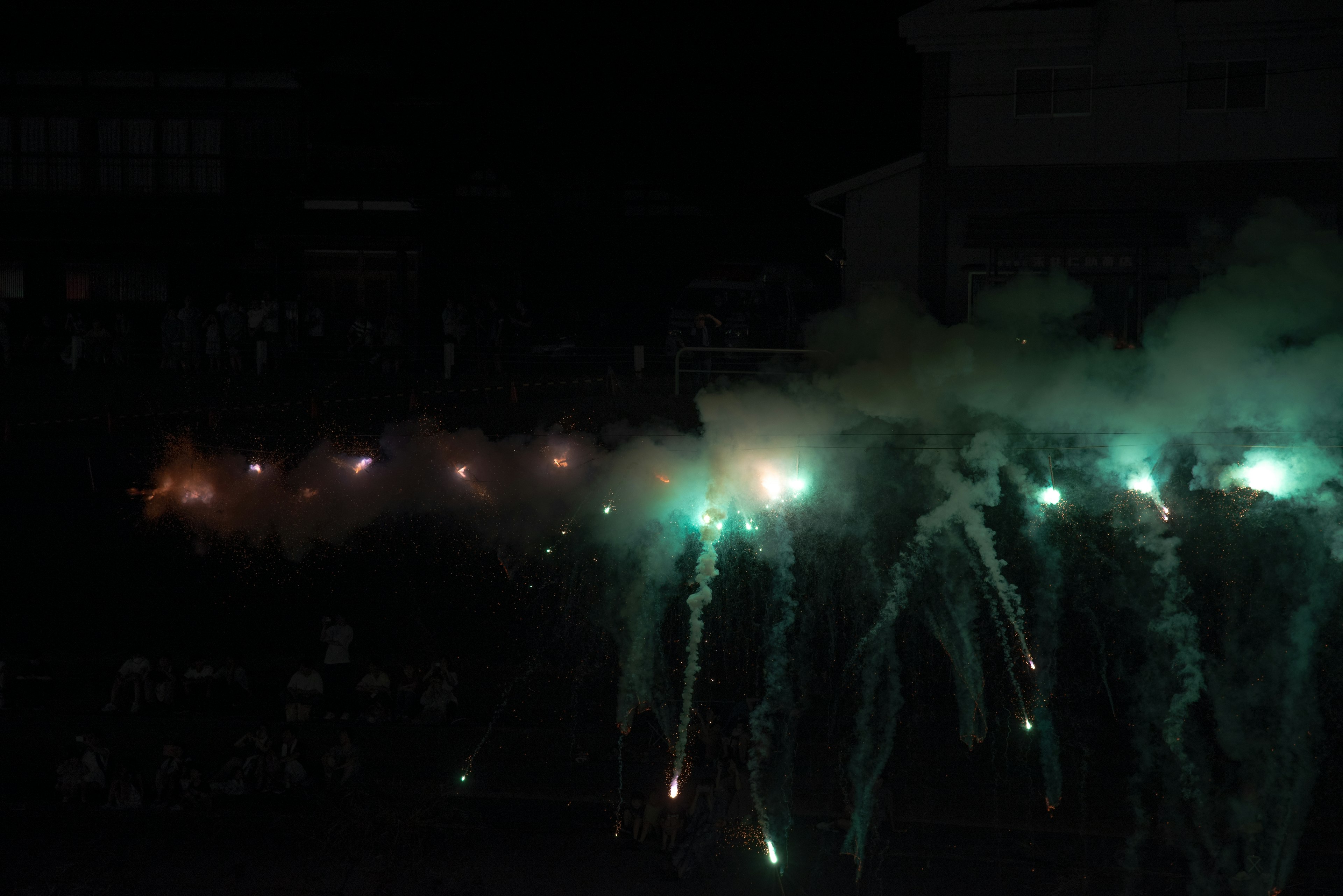 Fuegos artificiales verdes iluminando la noche con efectos de humo