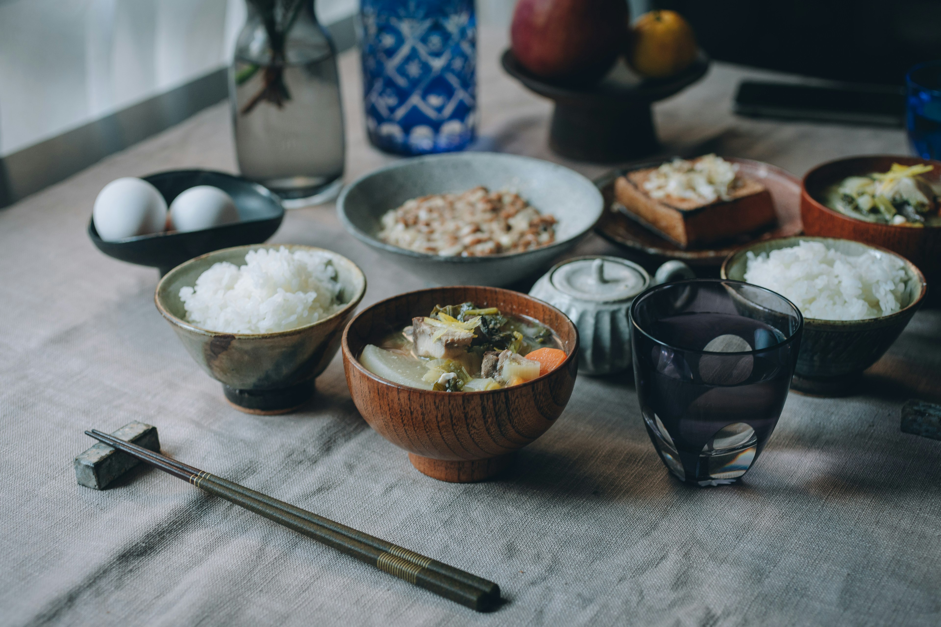 Une variété de plats japonais et de bols sur une table à manger