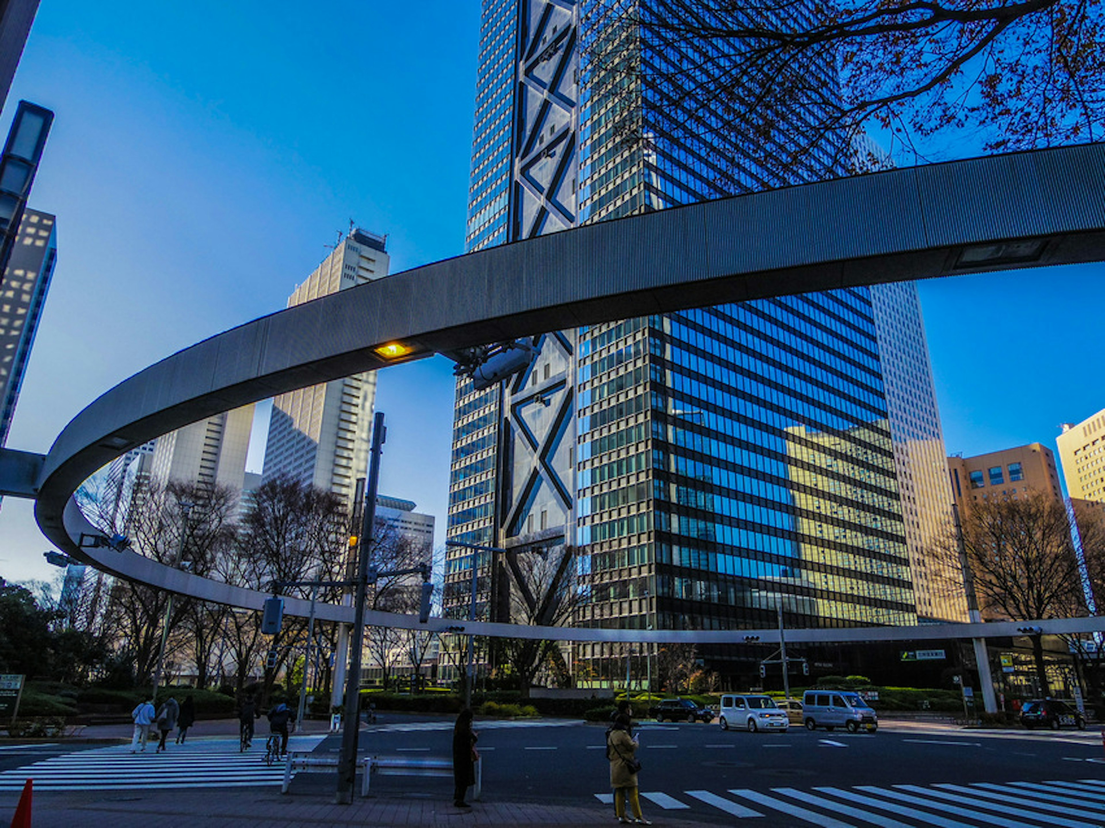 近代的なビルと歩道橋が交差する都市の風景