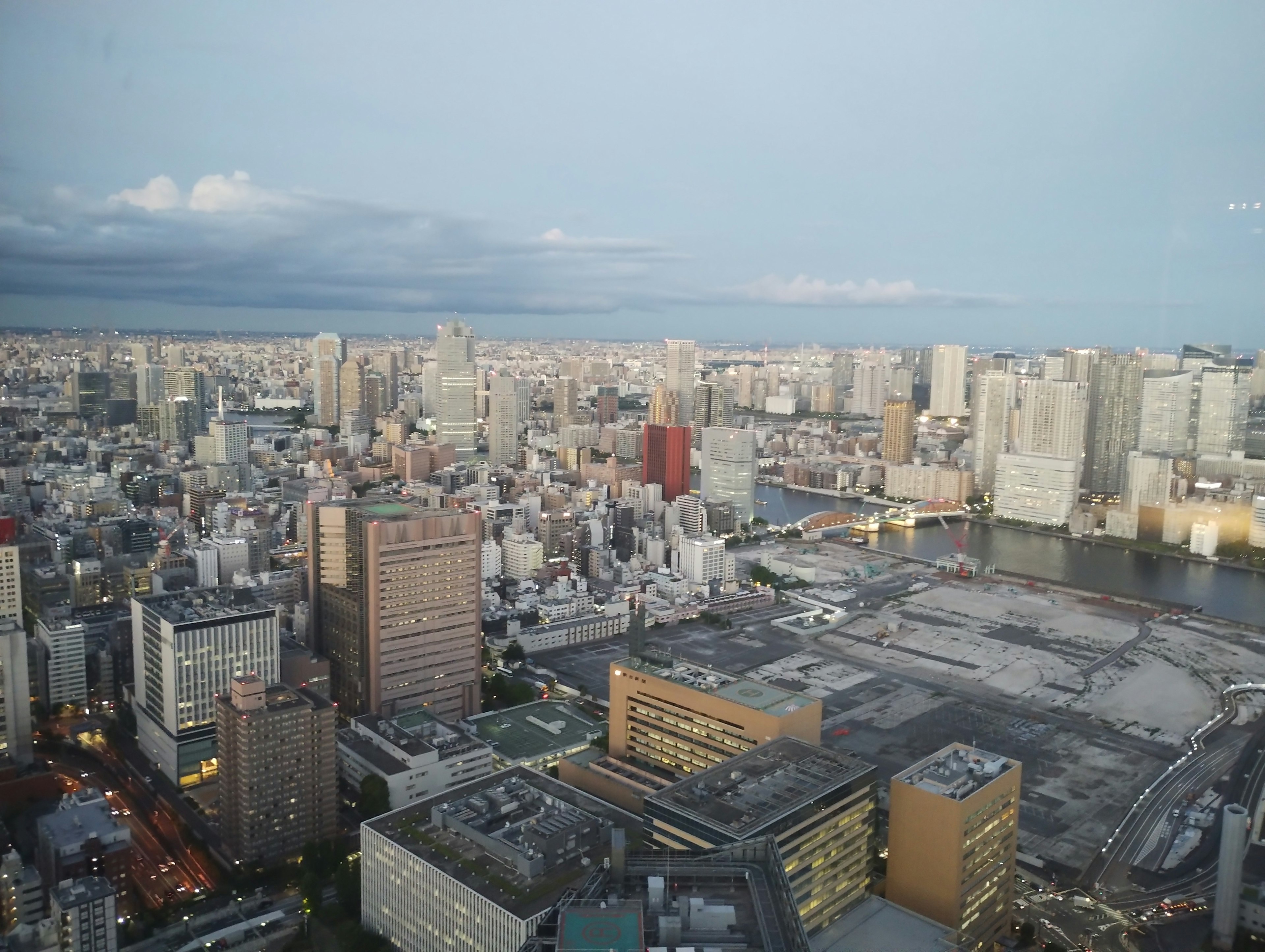 Vista notturna del paesaggio urbano di Tokyo con grattacieli e fiume