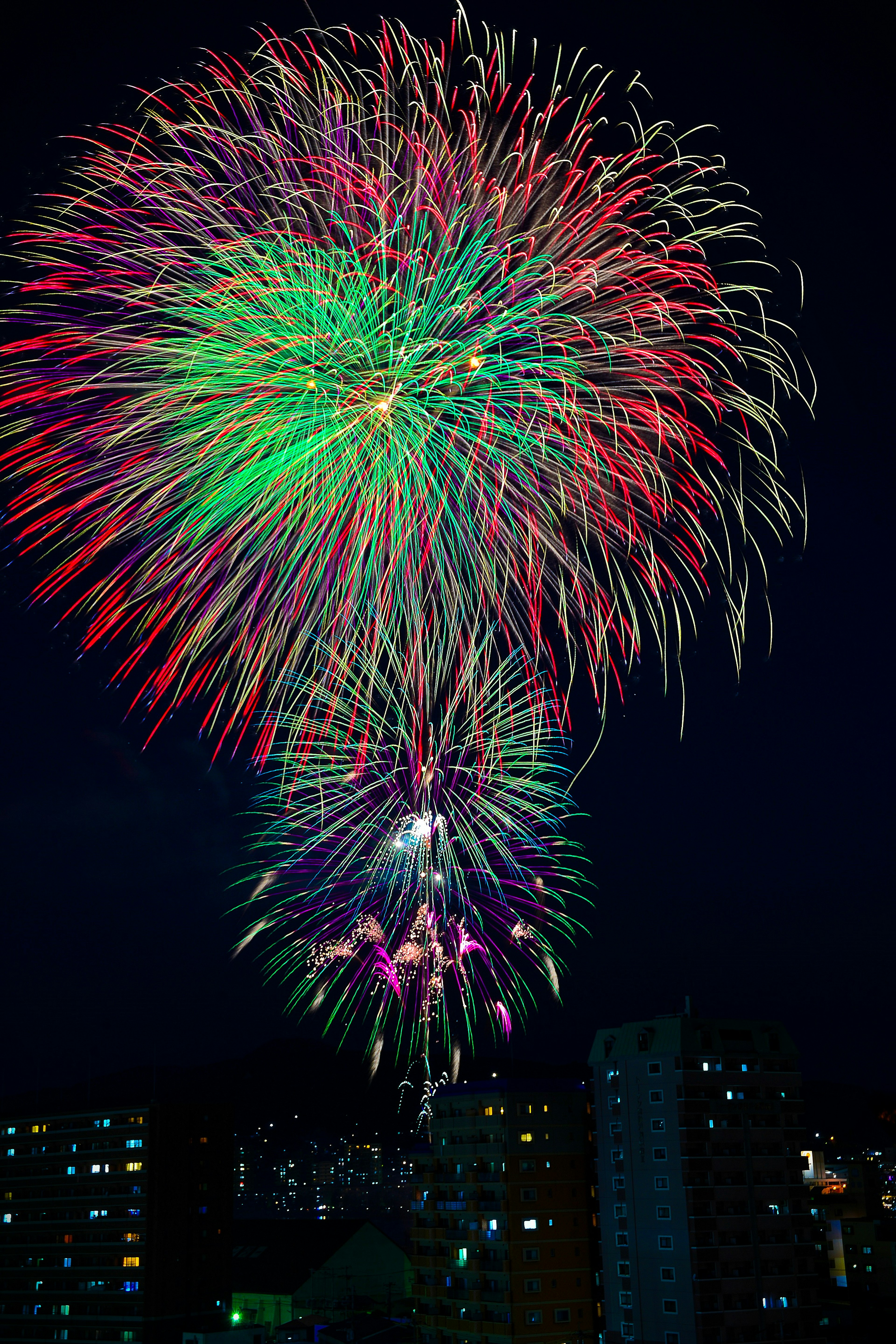 夜空中綻放的五彩煙花