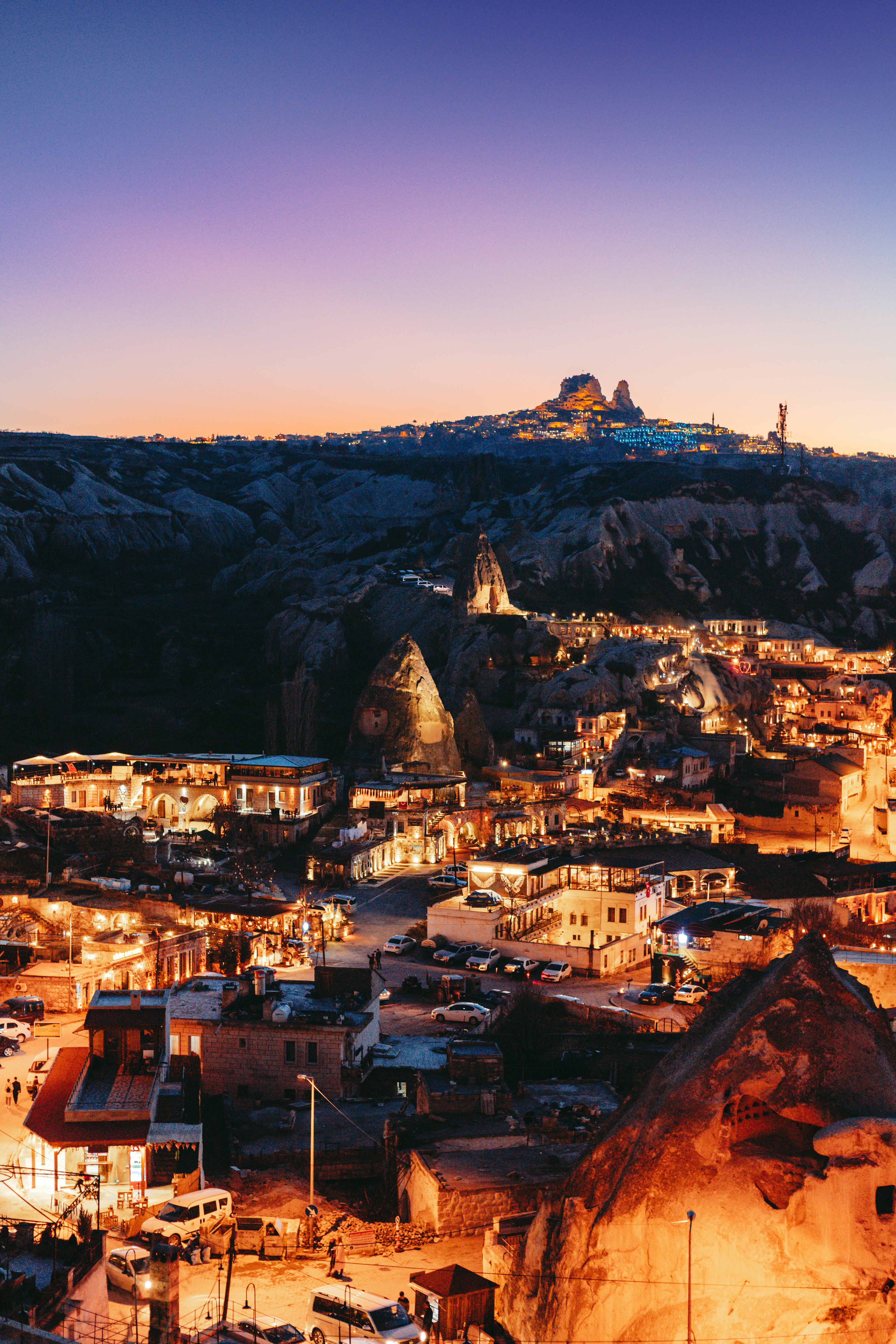 Paesaggio al tramonto di Cappadocia con formazioni rocciose uniche e edifici storici