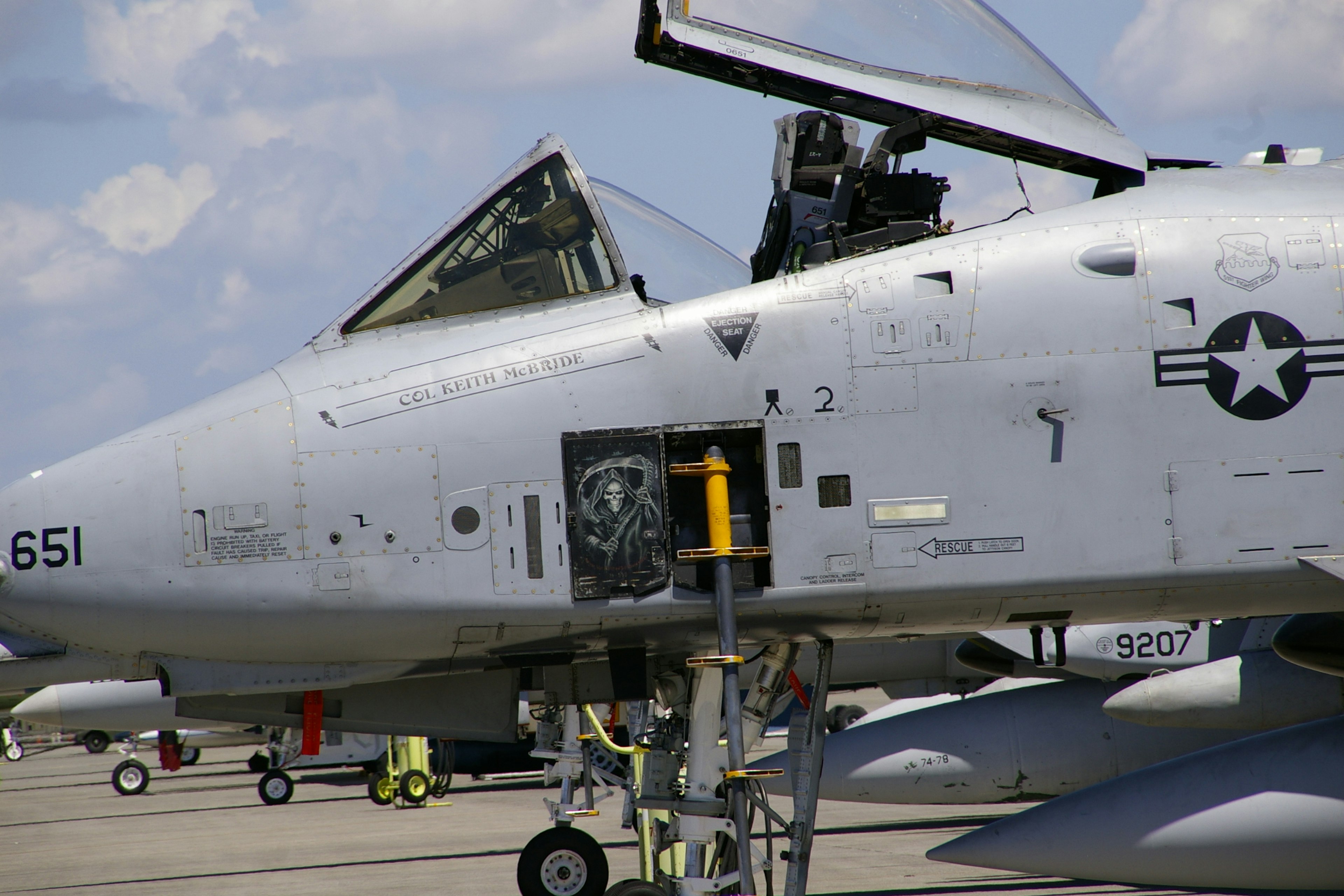 Primer plano del cockpit y compartimento del motor de un avión militar