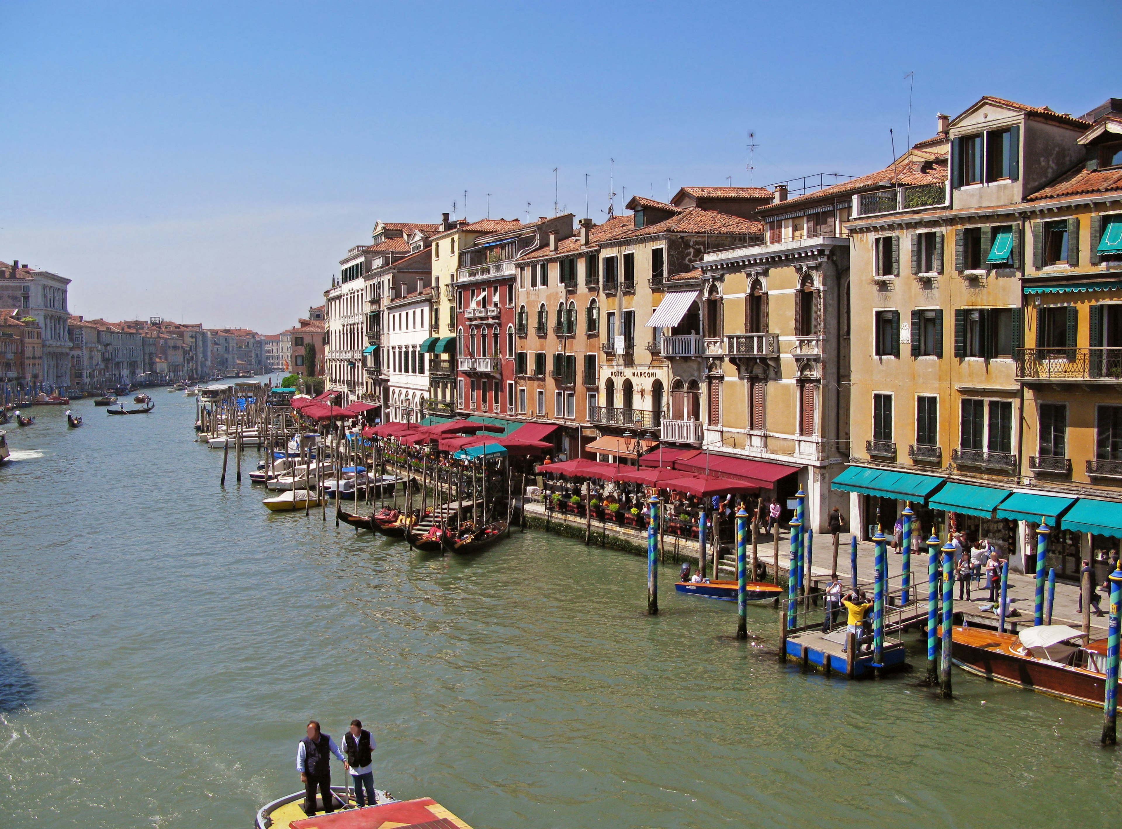 Bunte Gebäude und Boote entlang eines Kanals in Venedig