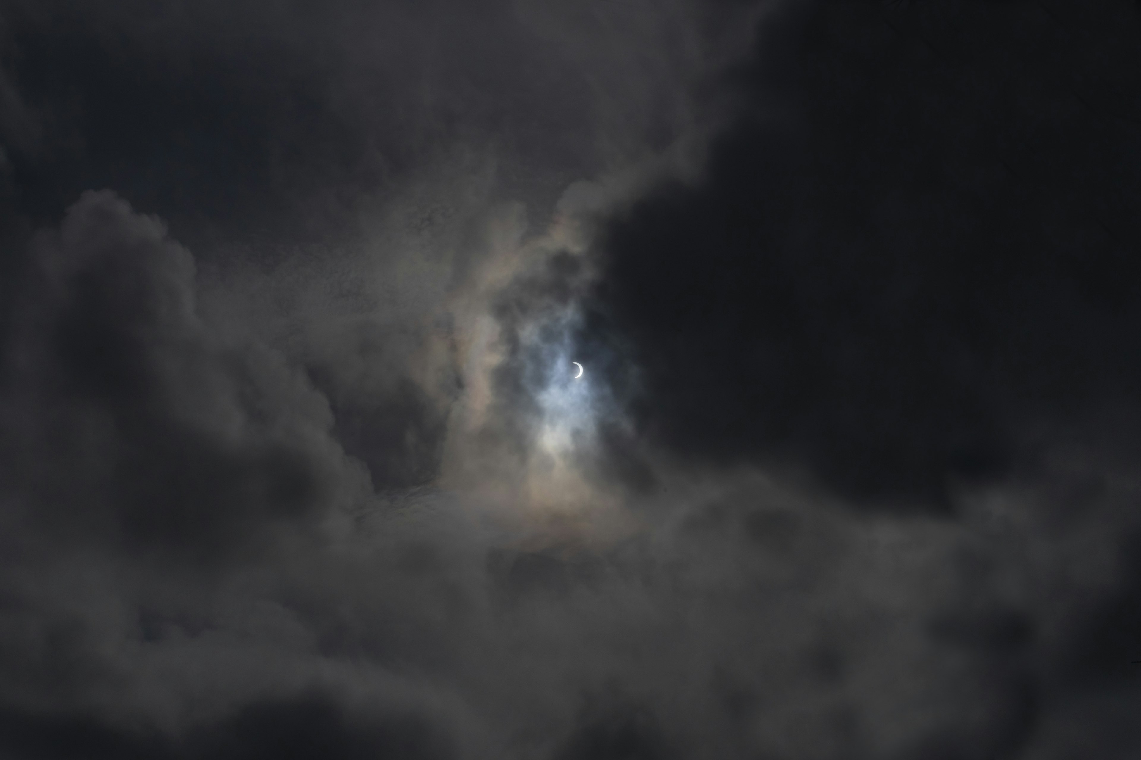 Lumière de la lune perçant à travers des nuages sombres