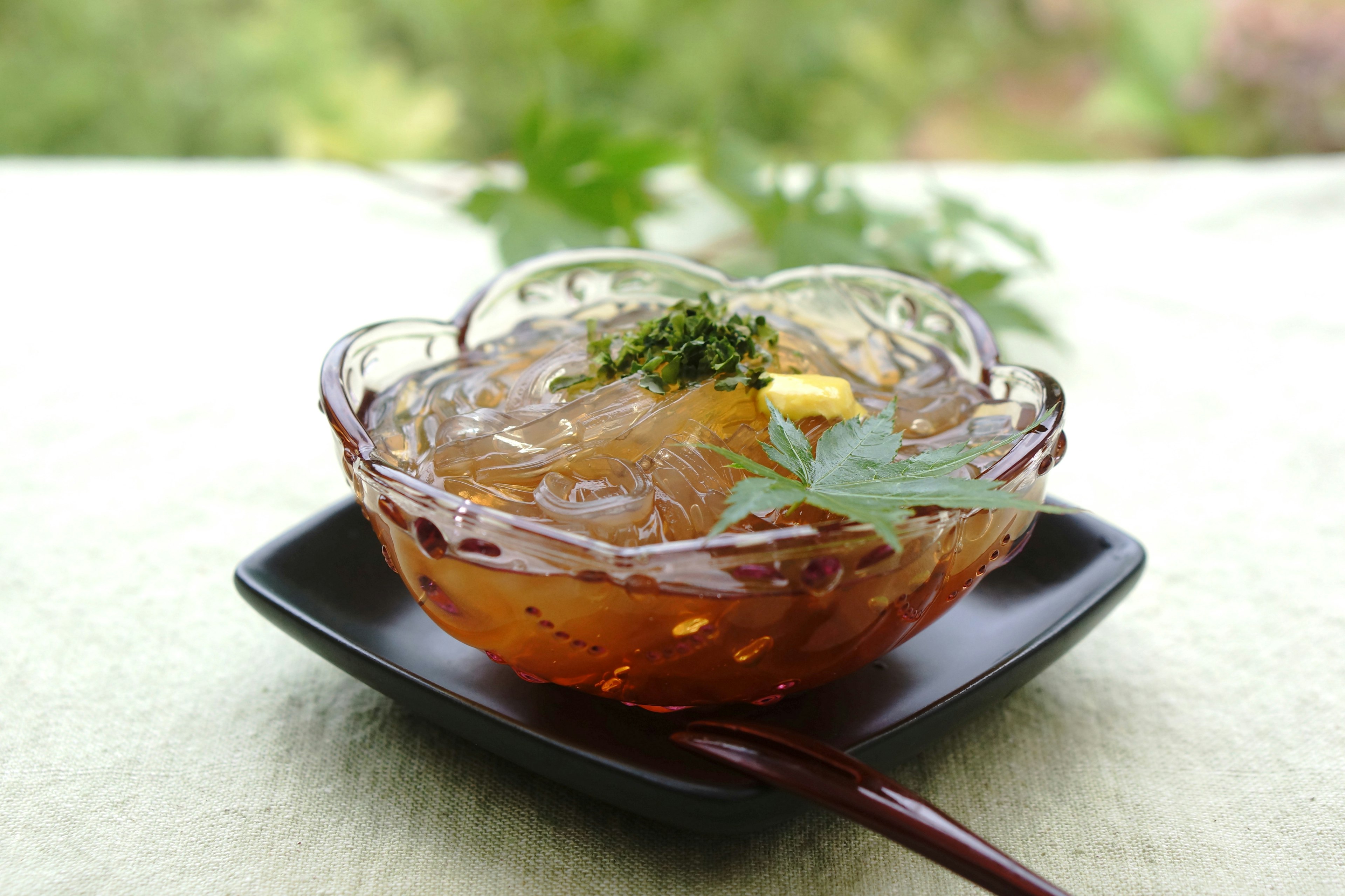 Un postre de gelatina transparente servido en un plato en forma de flor