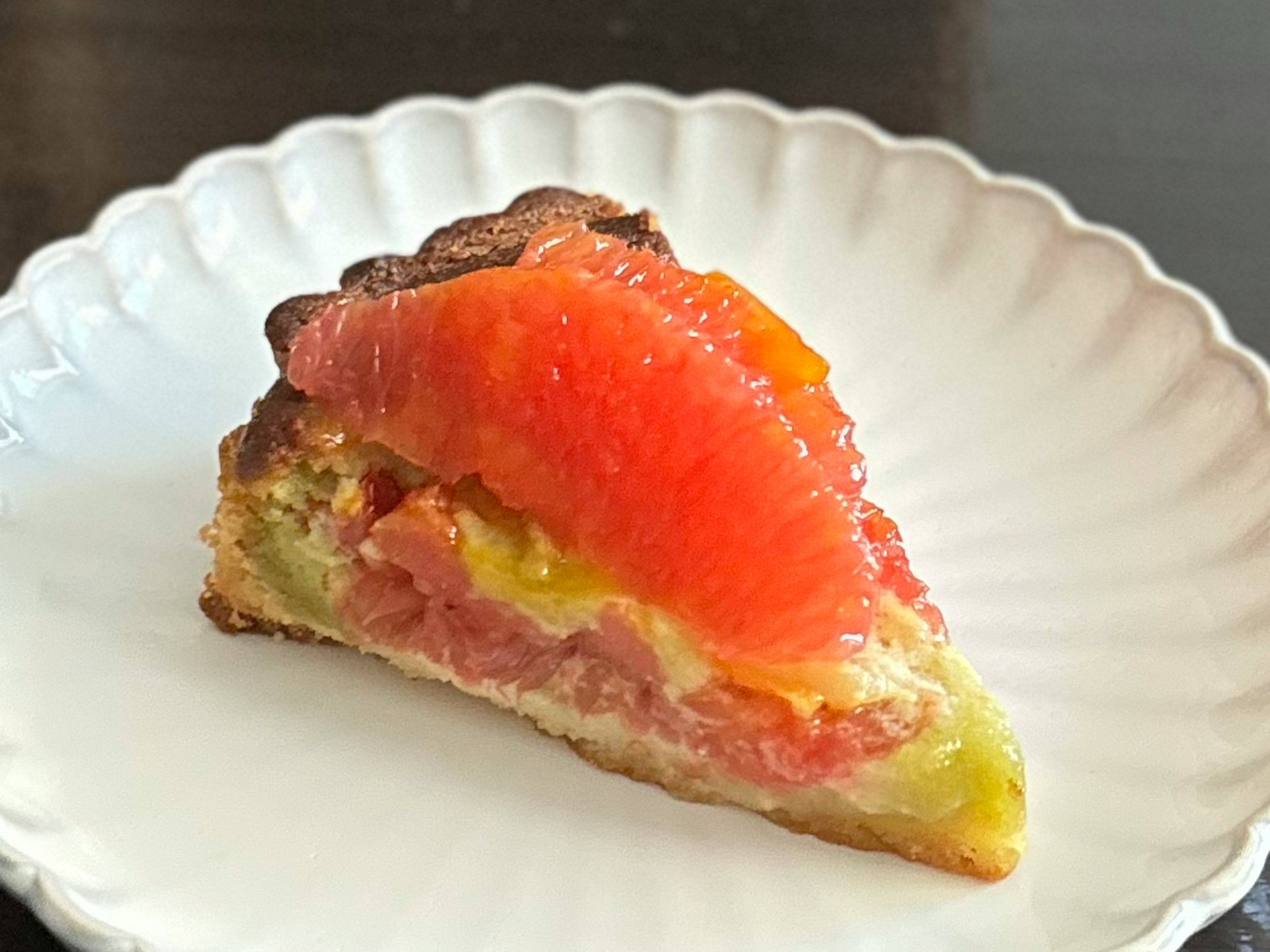 Une part de tarte aux fruits colorée avec des garnitures de fruits