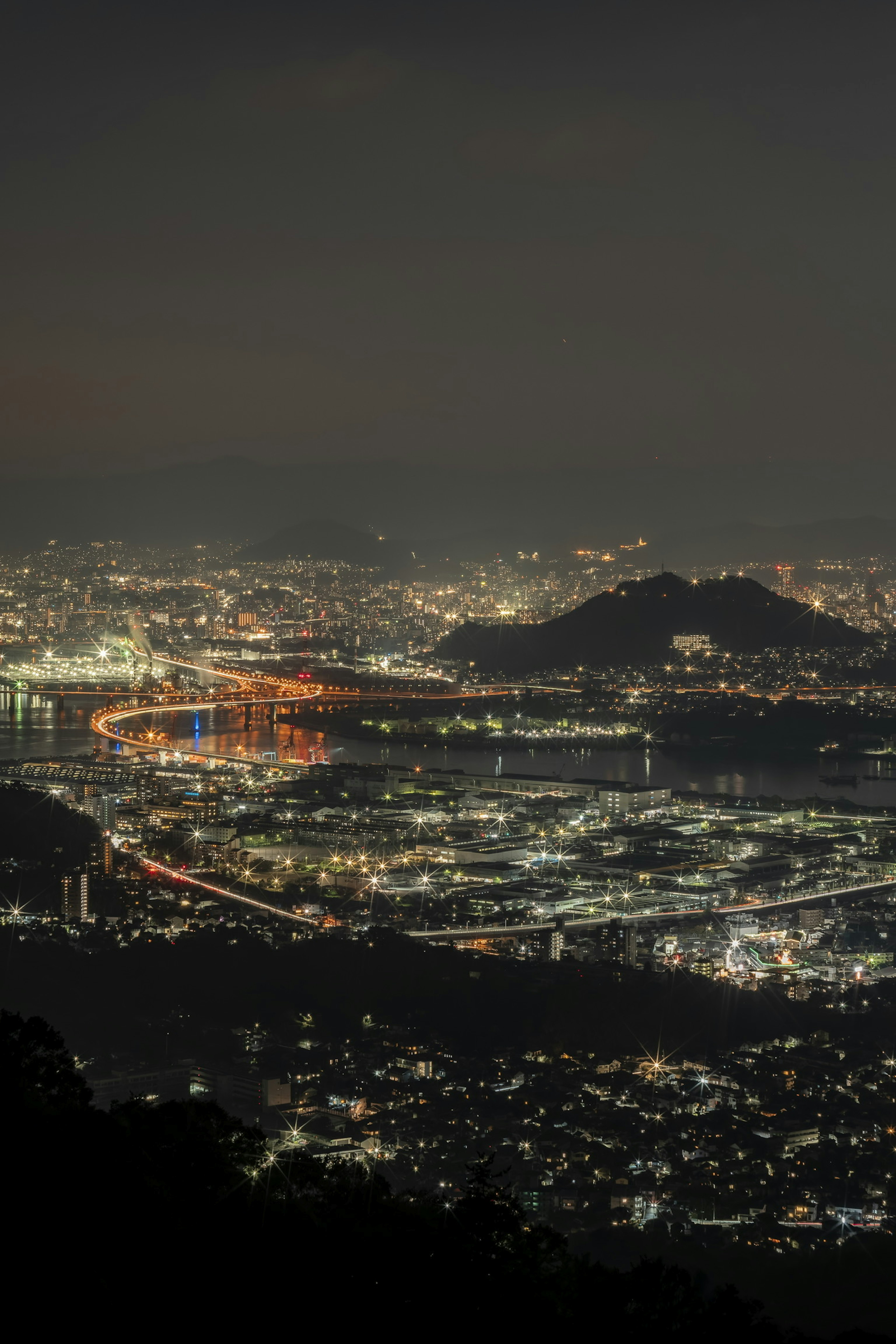 Vista panorámica de una ciudad de noche con luces vibrantes