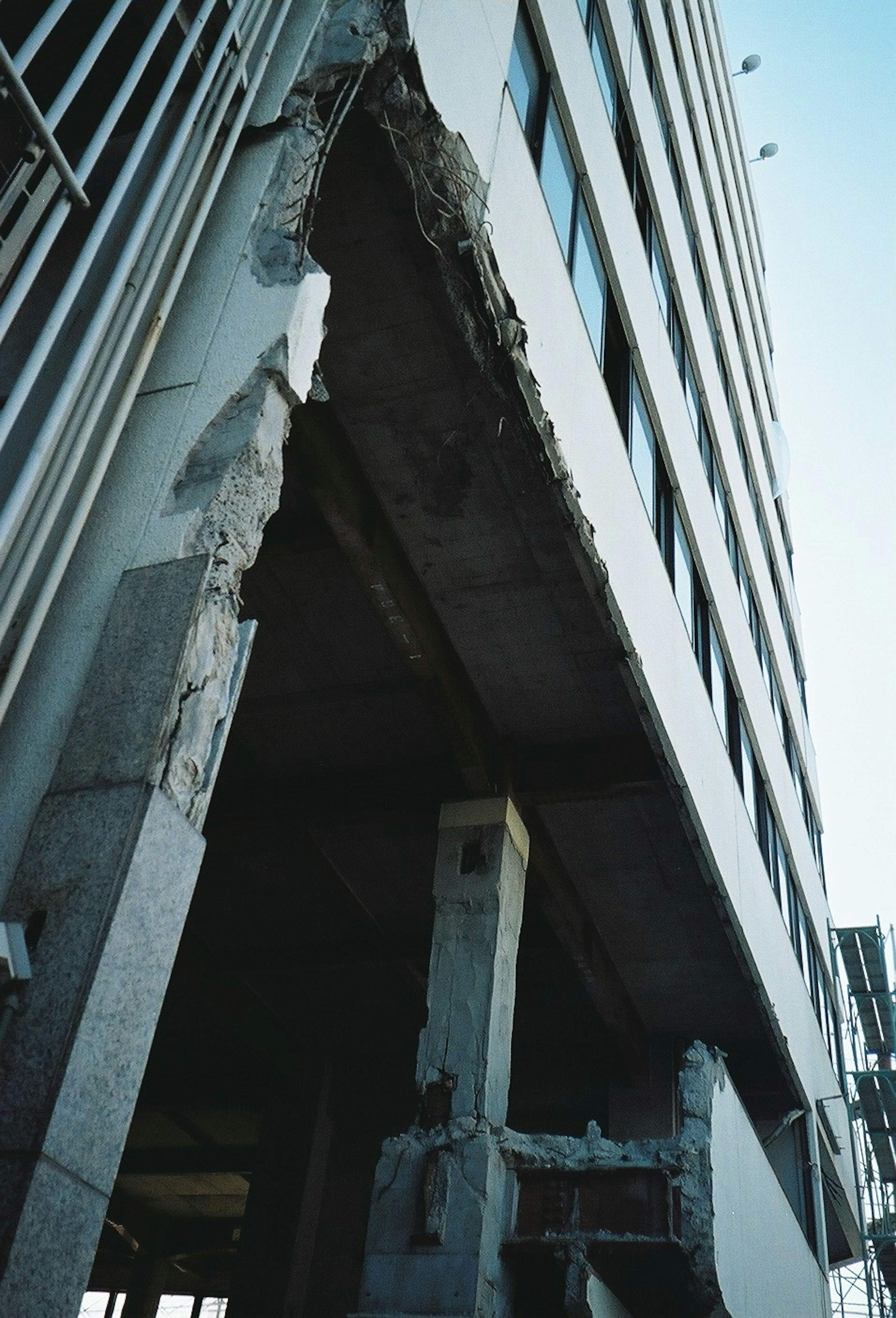 Esquina dañada de un edificio que expone el concreto