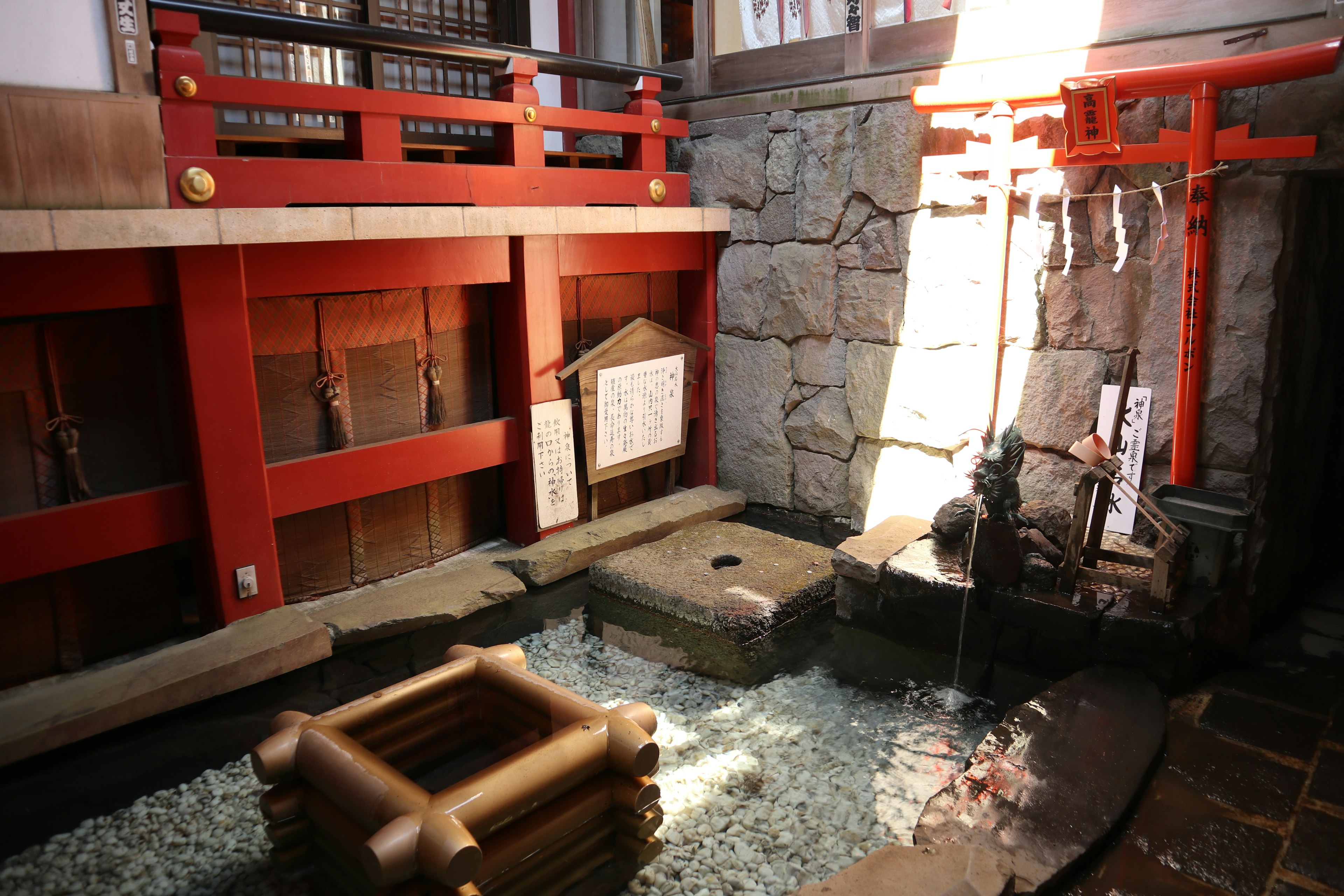 Pemandangan taman Jepang tradisional dengan gerbang torii merah dan dinding batu