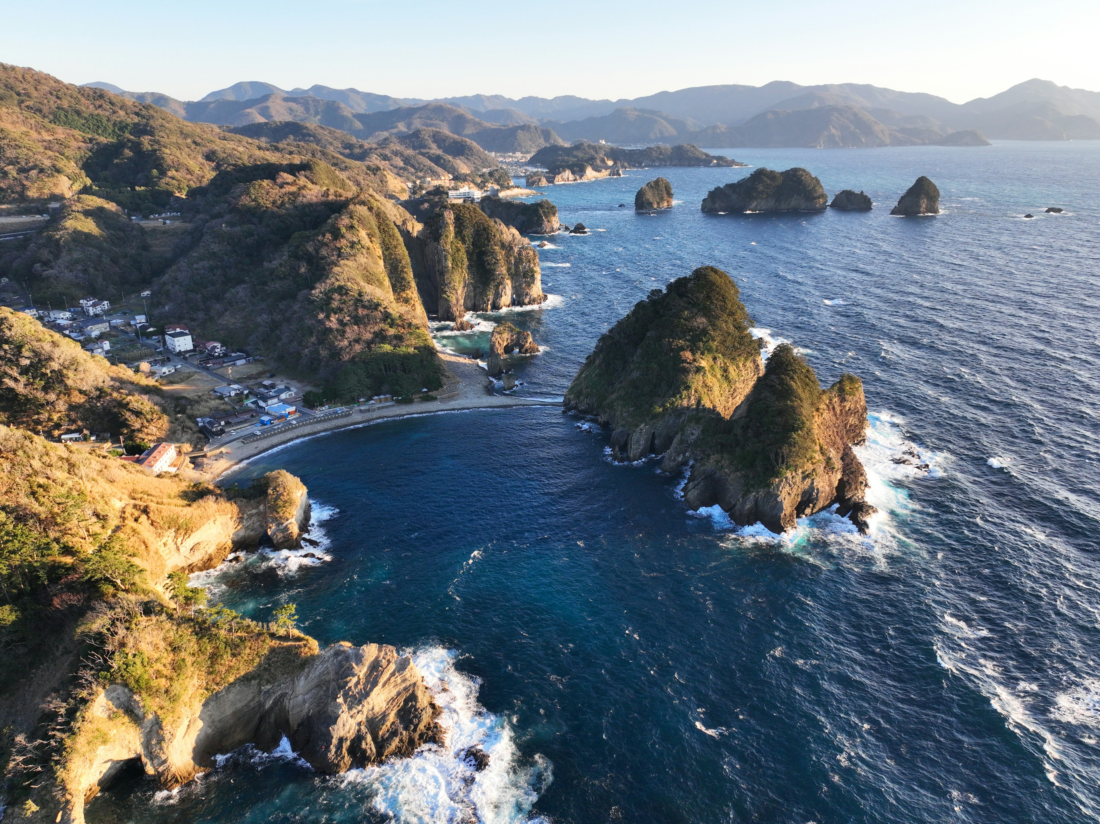 Vue côtière magnifique avec des formations rocheuses uniques et une eau bleue claire