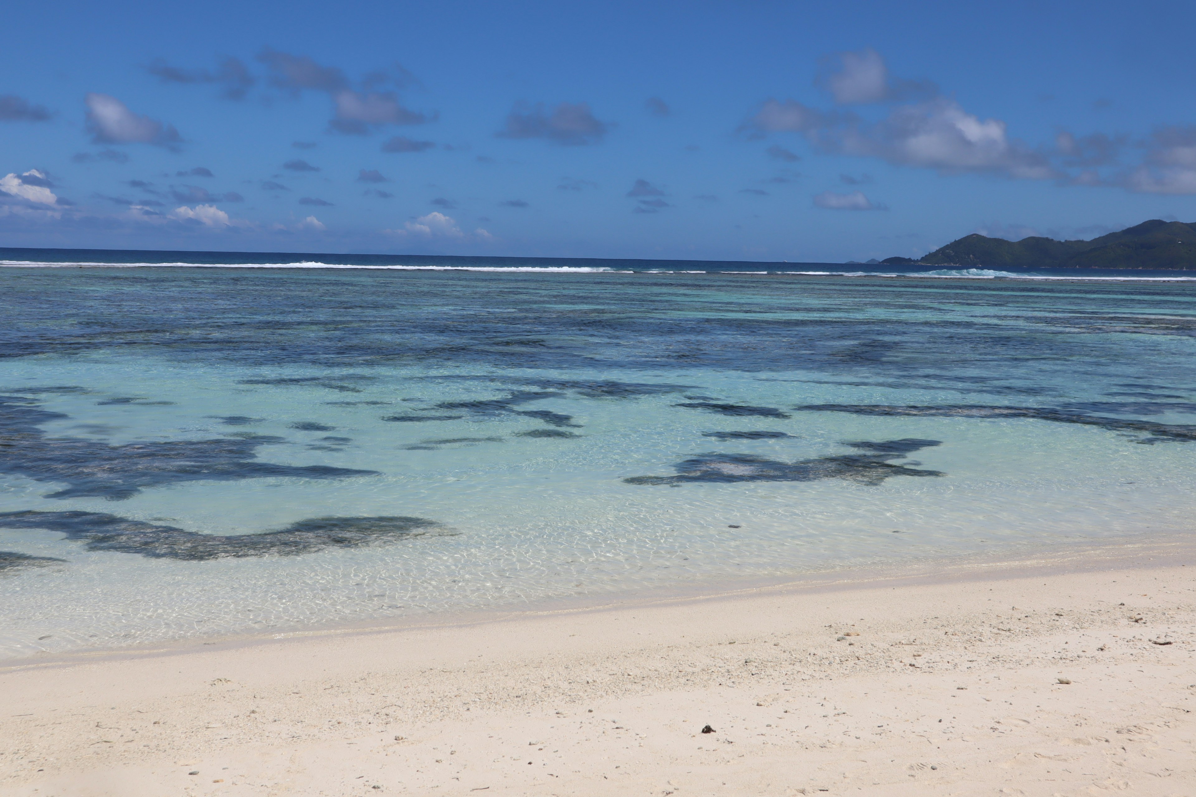 Ein schöner Strand mit blauem Wasser und weißem Sand