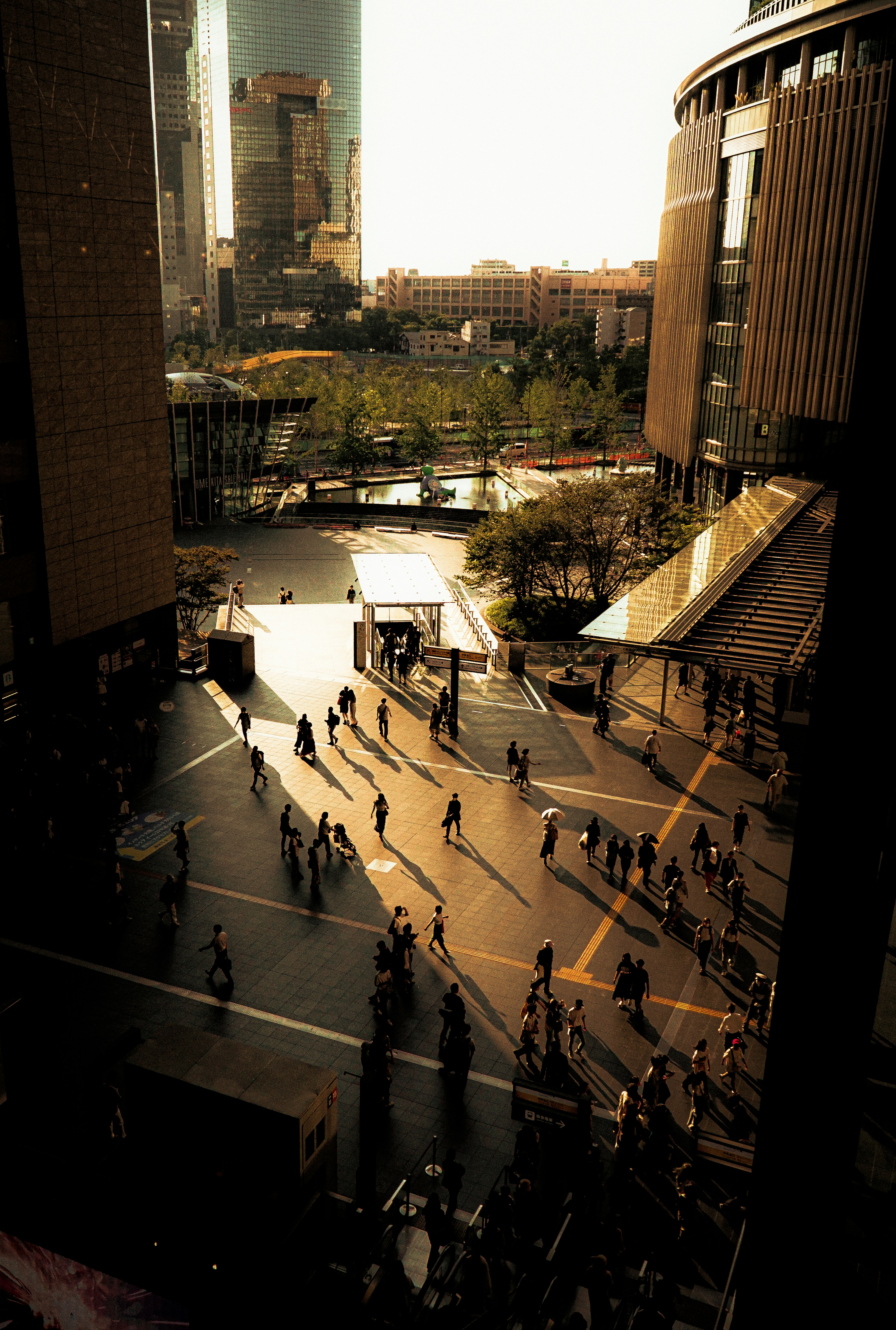 Scène urbaine au crépuscule avec des piétons