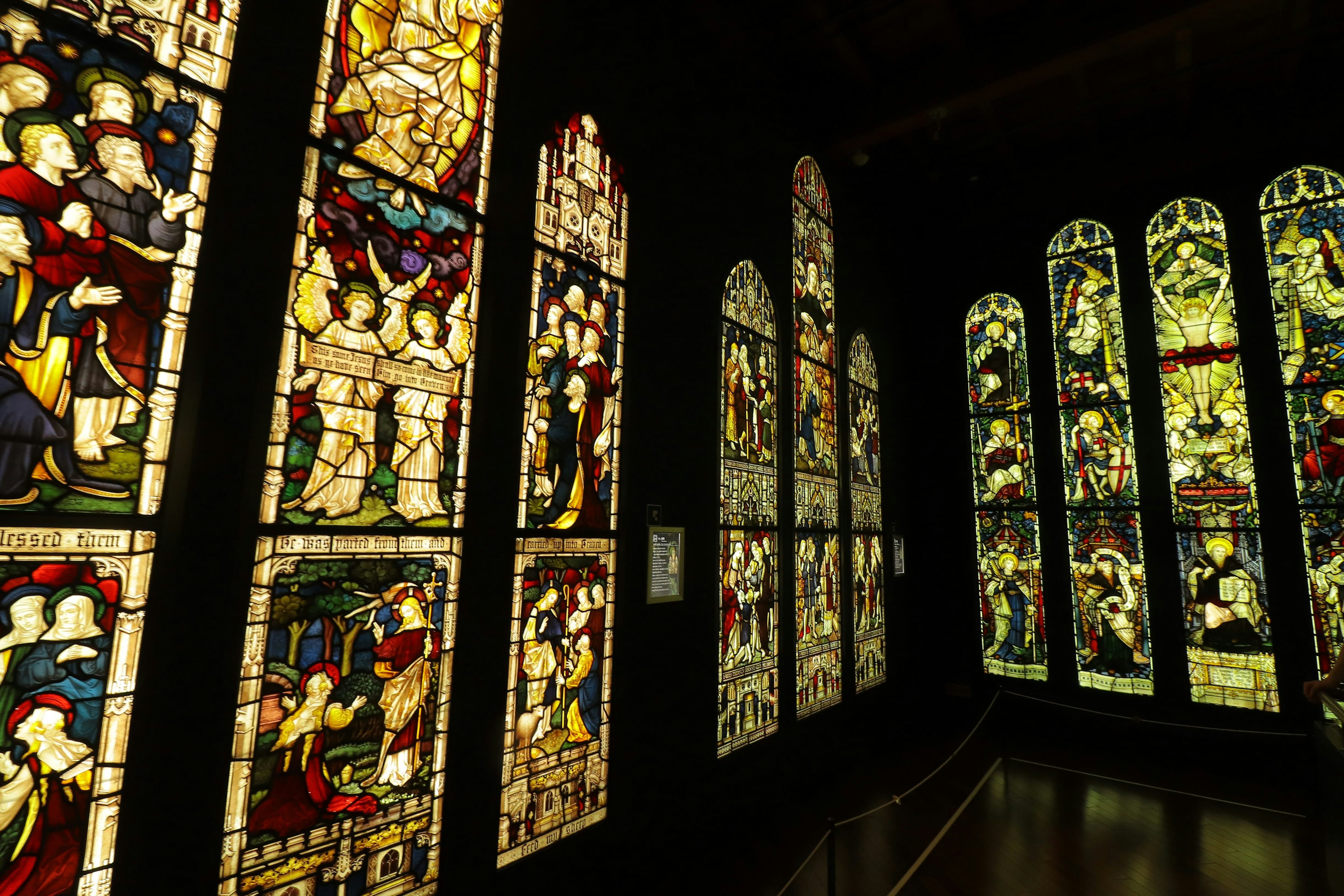 Interior de una iglesia con hermosos vitrales