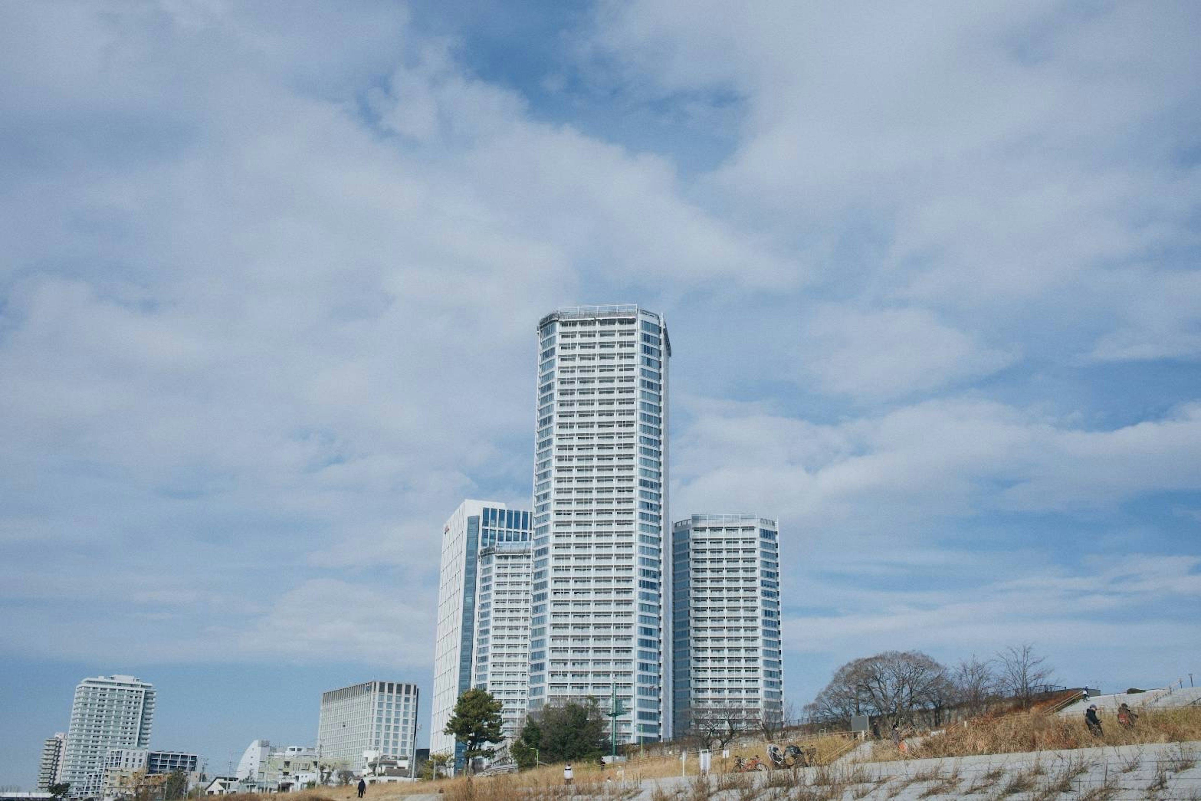 Skyline mit hohen Gebäuden unter blauem Himmel