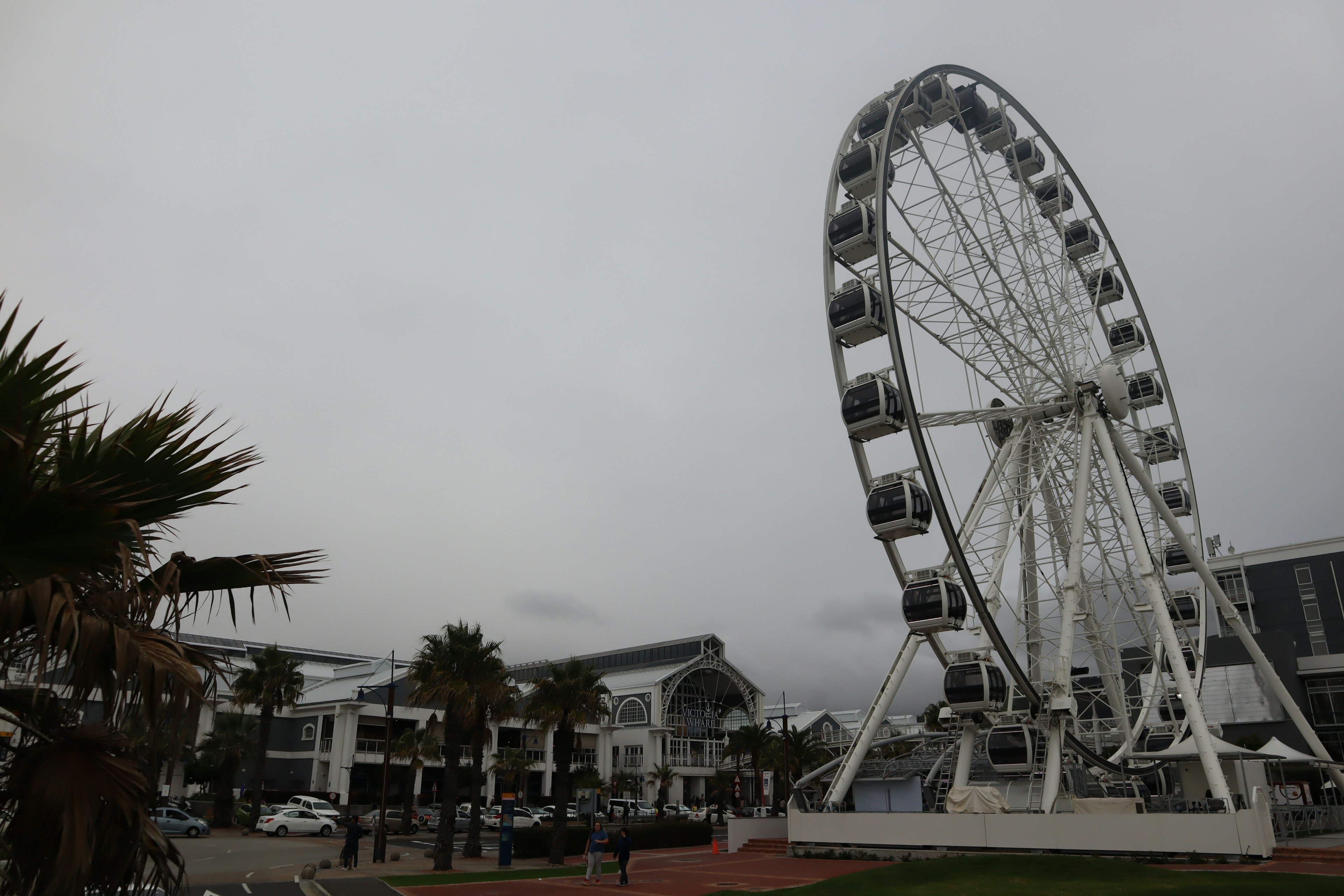 Grande roue sous un ciel nuageux