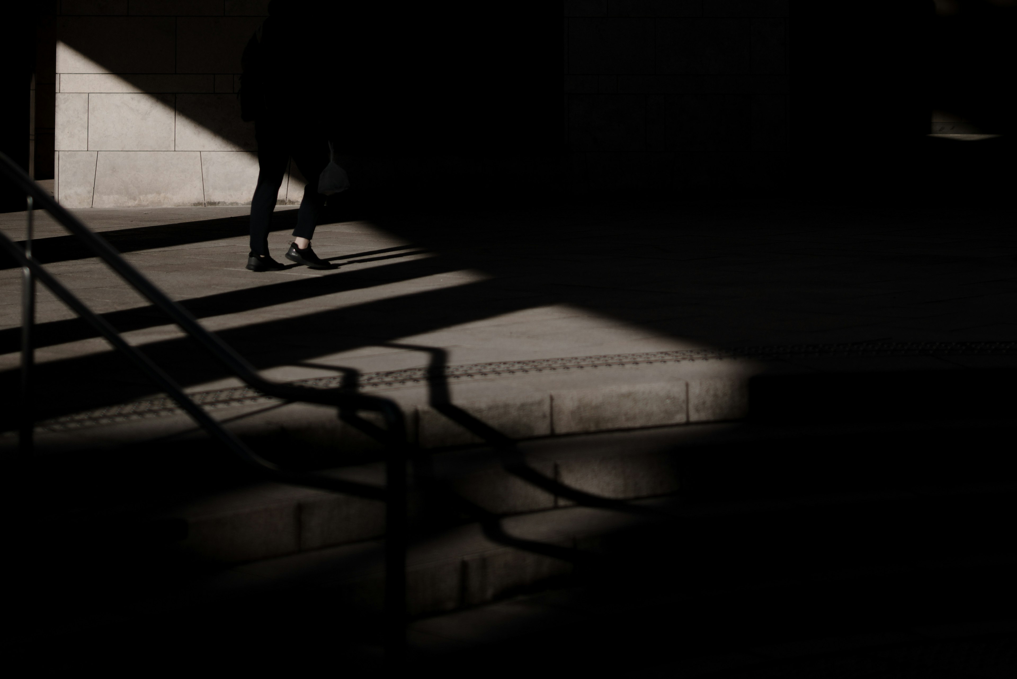 Silhouette di un pied umano con forti contrasti di luce e ombra