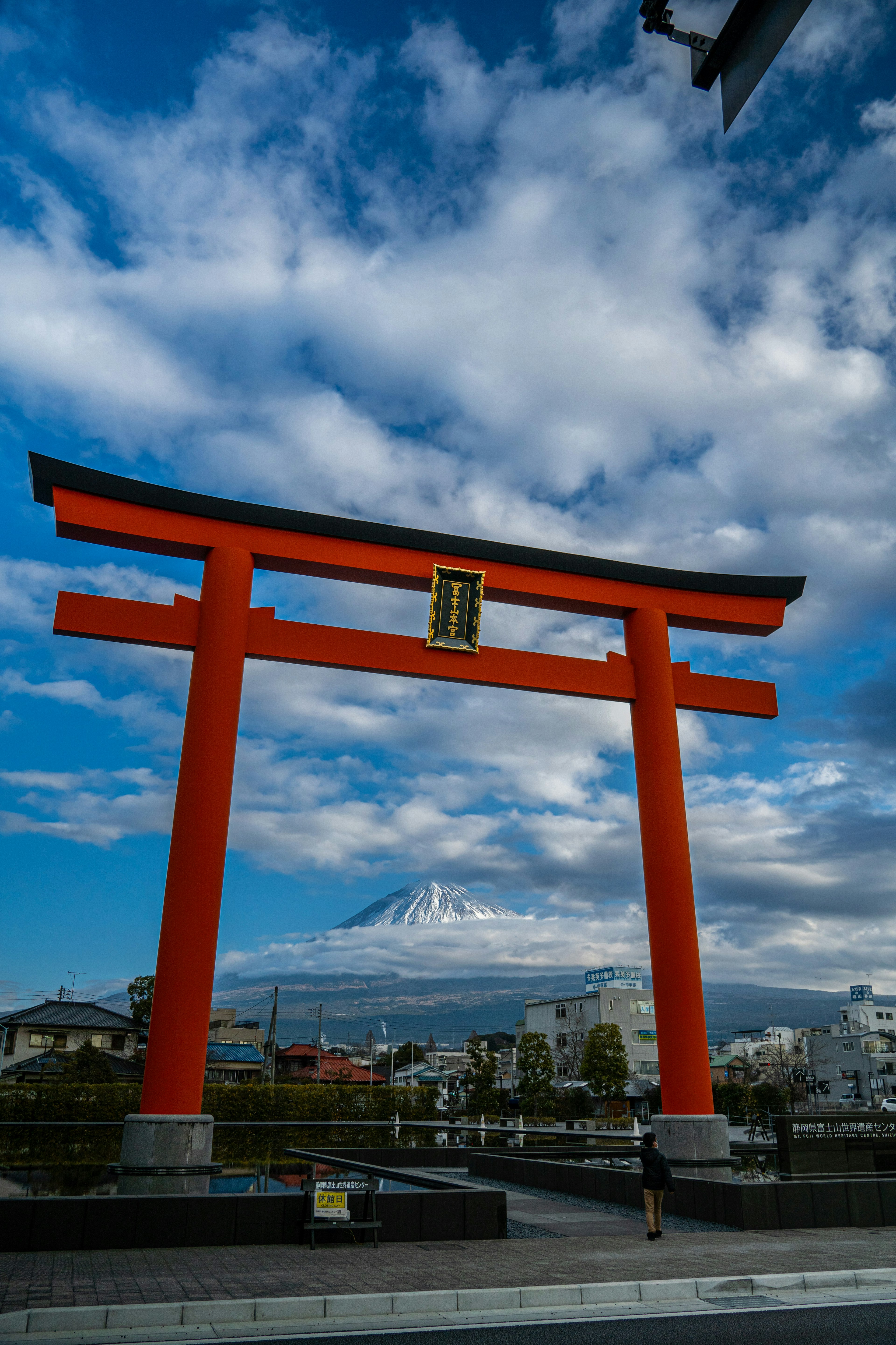 富士山を背景にした赤い鳥居と青い空