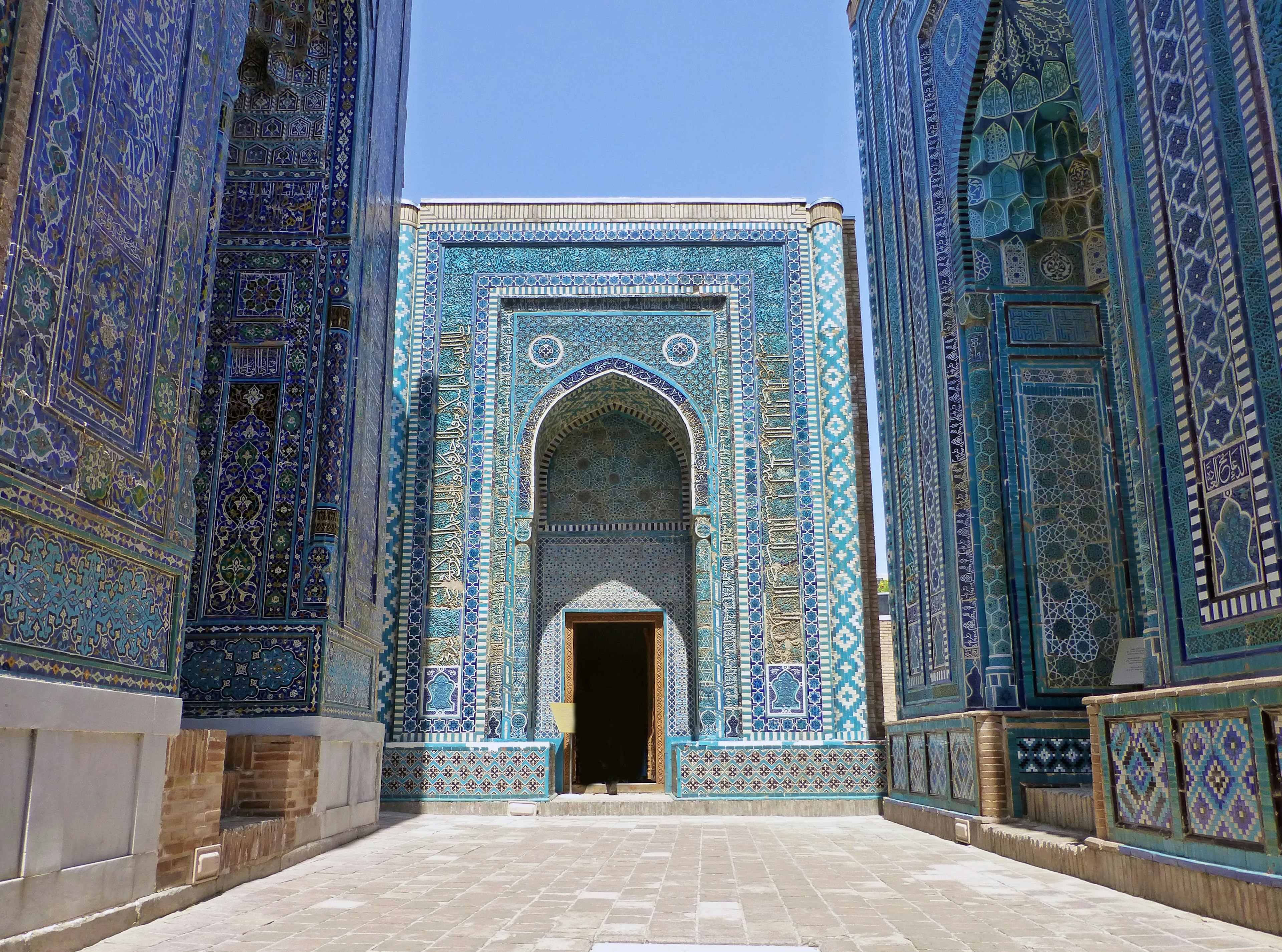 Entrada y pasillo de un edificio adornado con azulejos azules