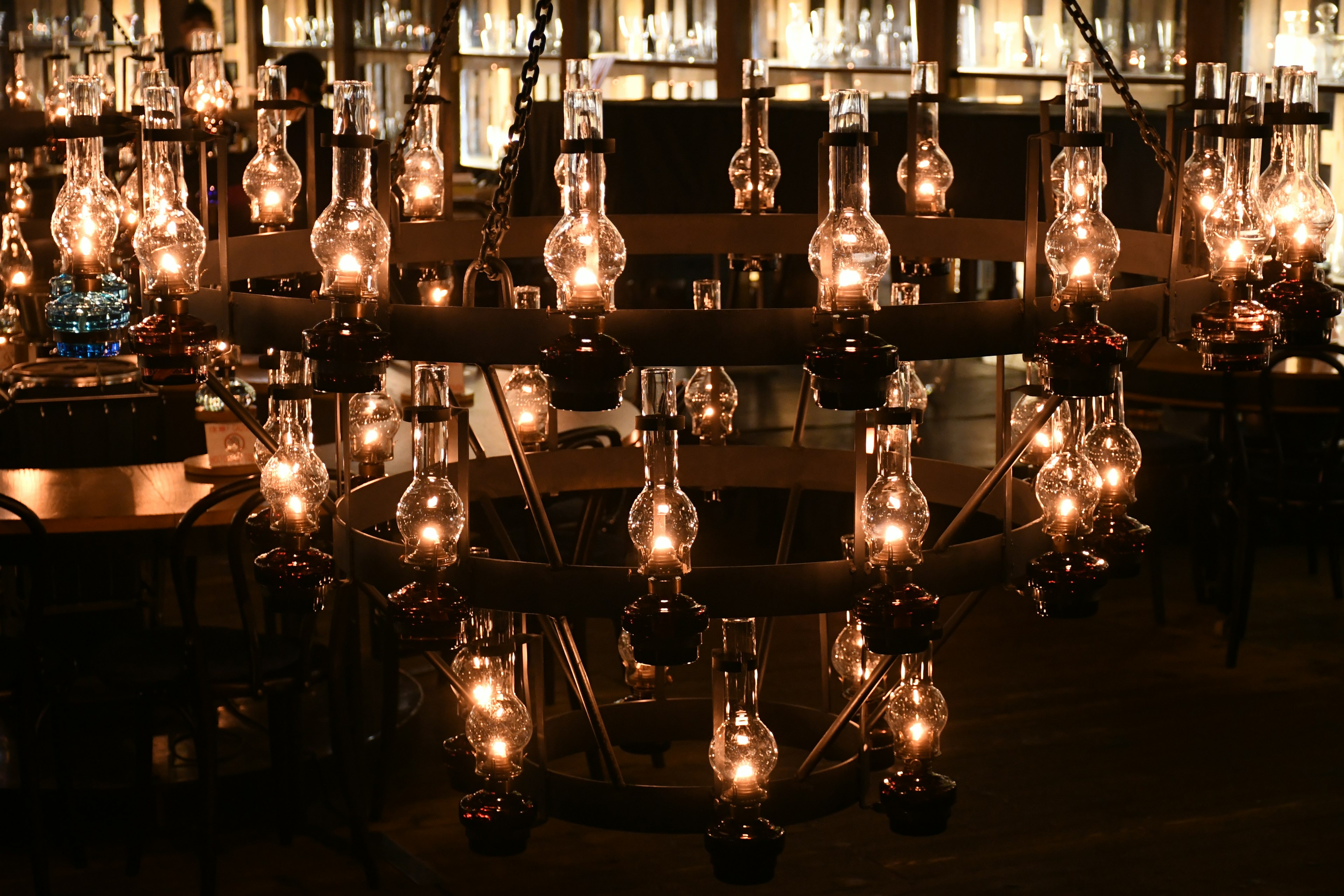 Interno accogliente di un ristorante con un lampadario di lampade retrò