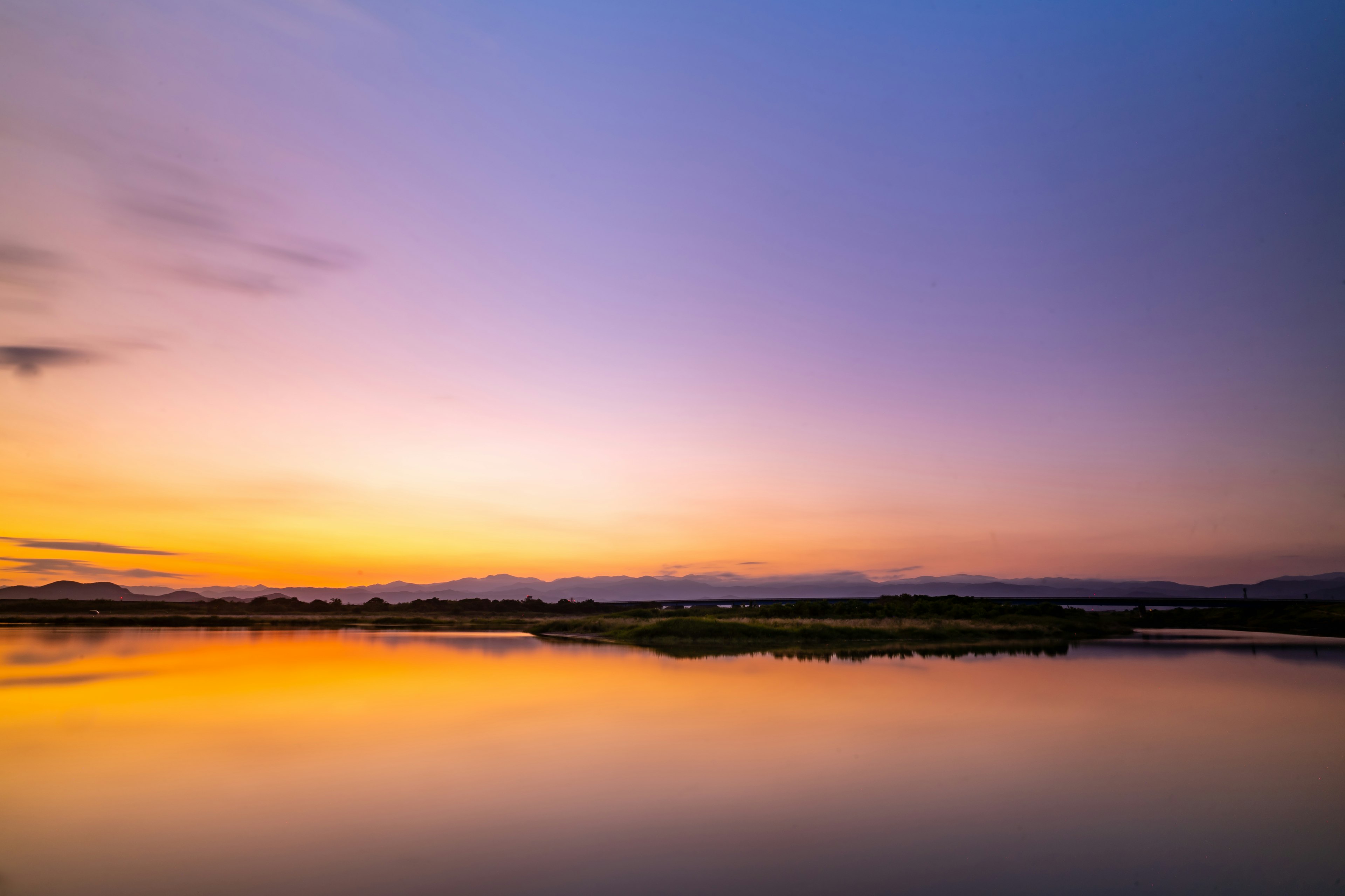 美しい夕焼けと静かな水面が広がる風景