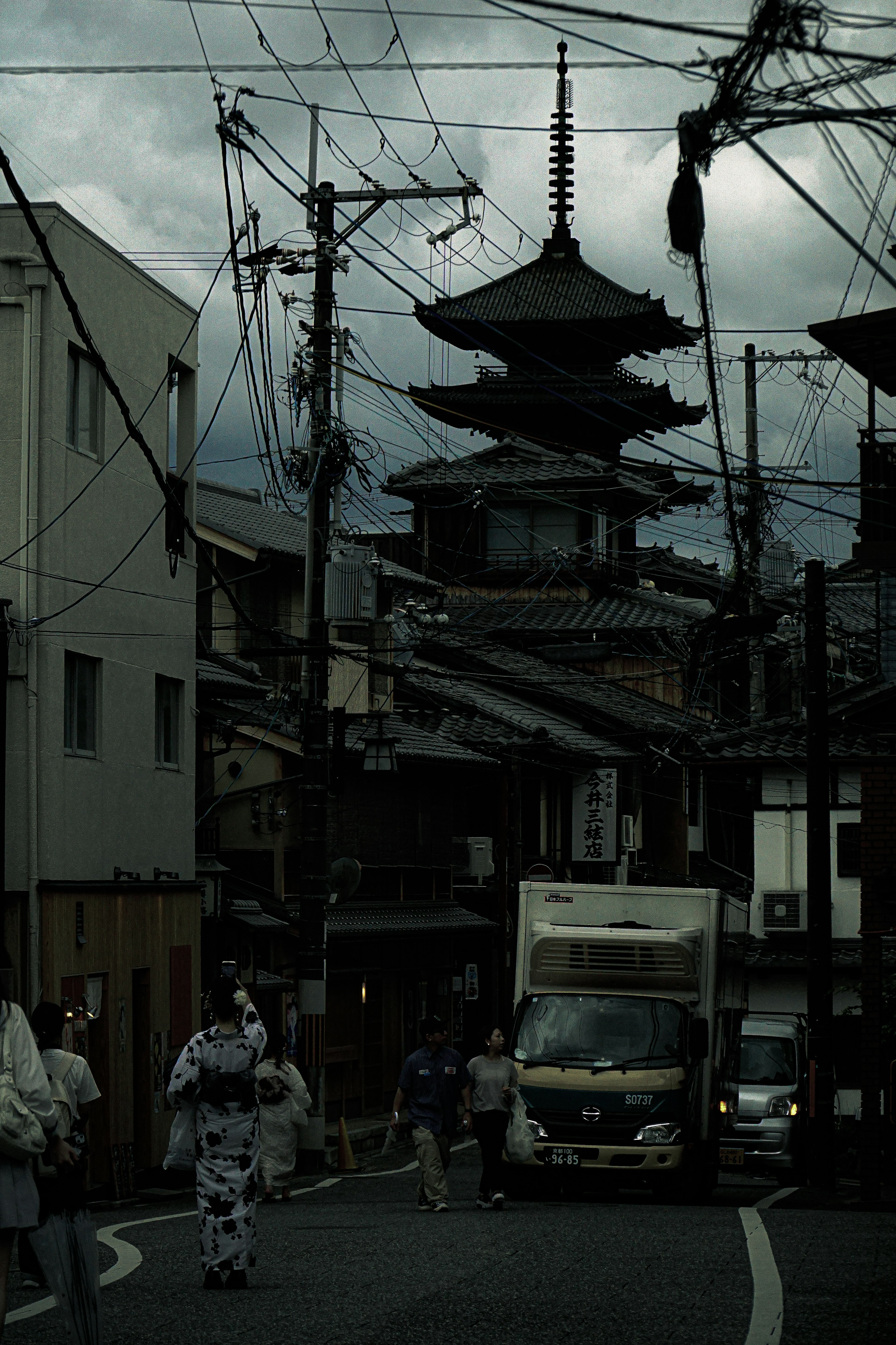 黑暗天空下的传统日本塔和街景