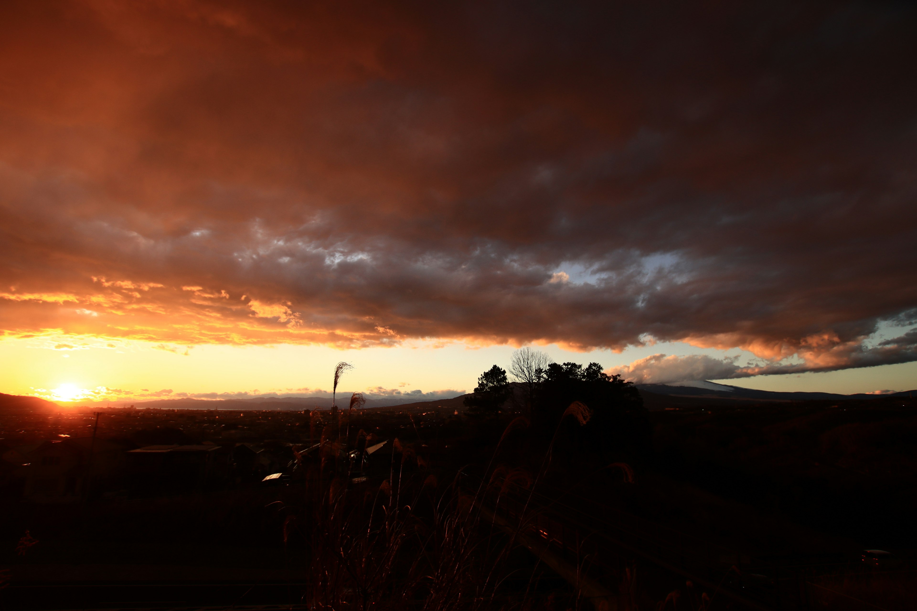 夕焼けの空に雲が広がる風景