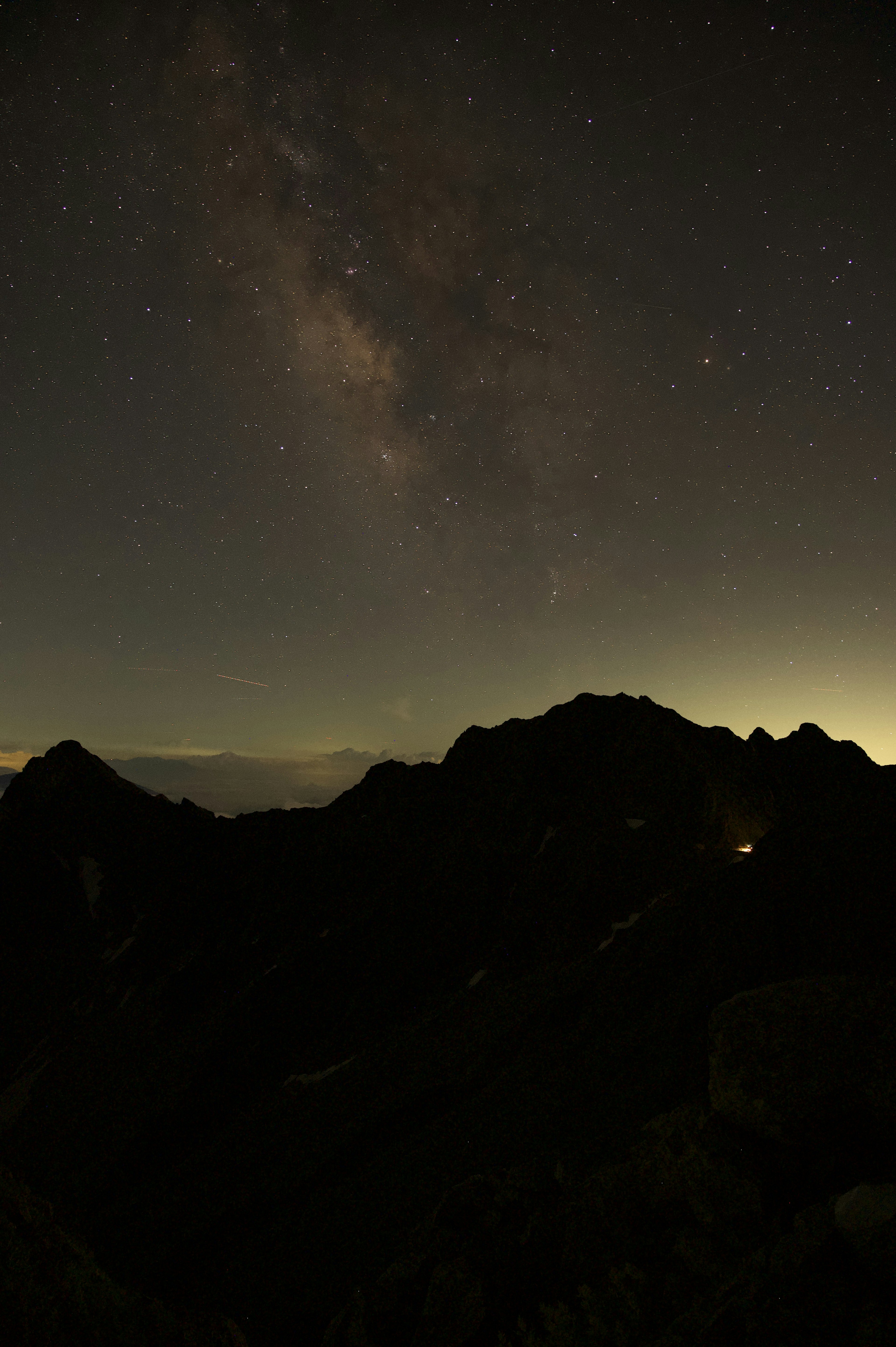 Vue impressionnante des montagnes sous un ciel étoilé avec la Voie lactée