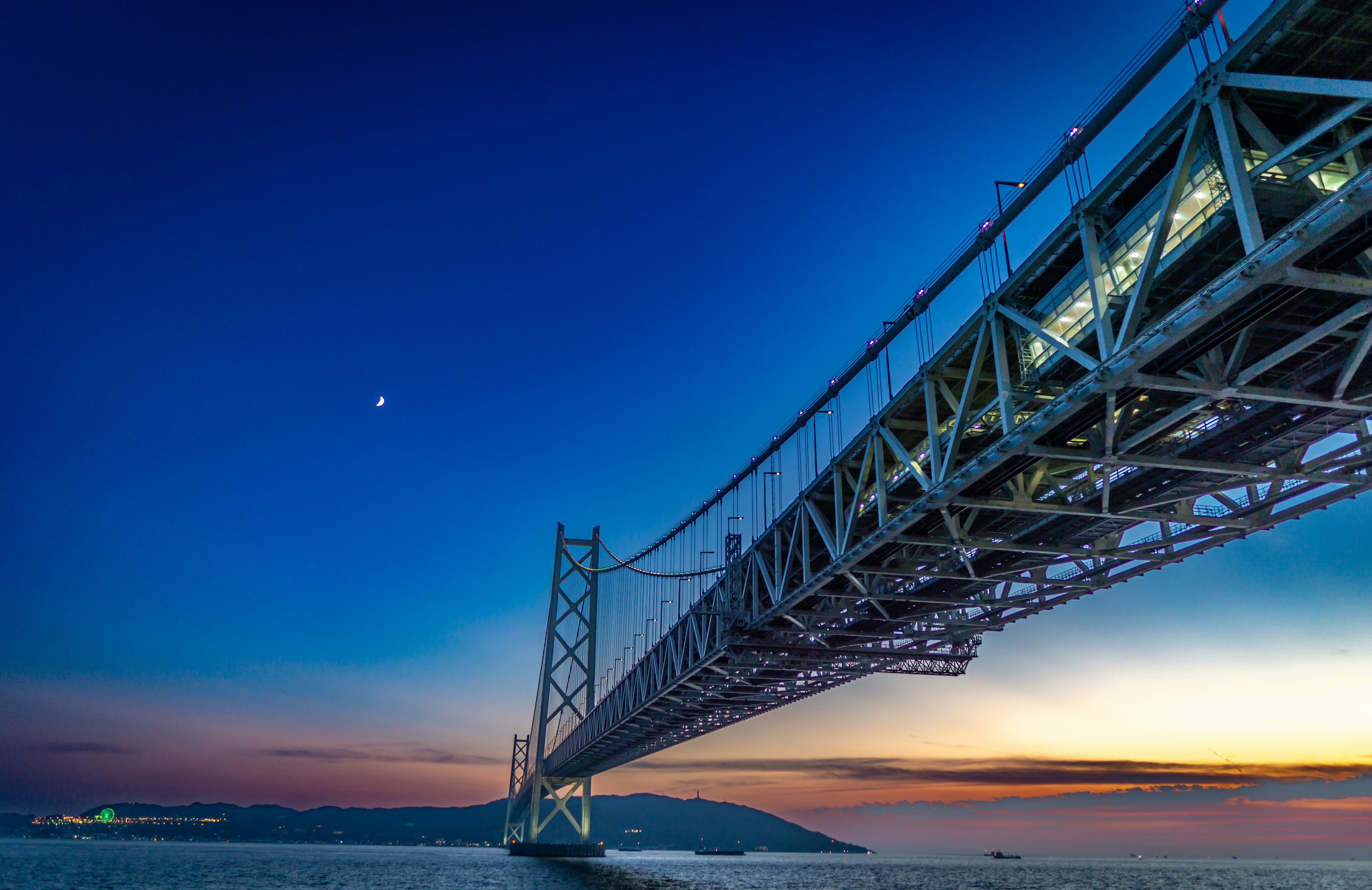 Hermosa estructura de puente al atardecer con cielo azul