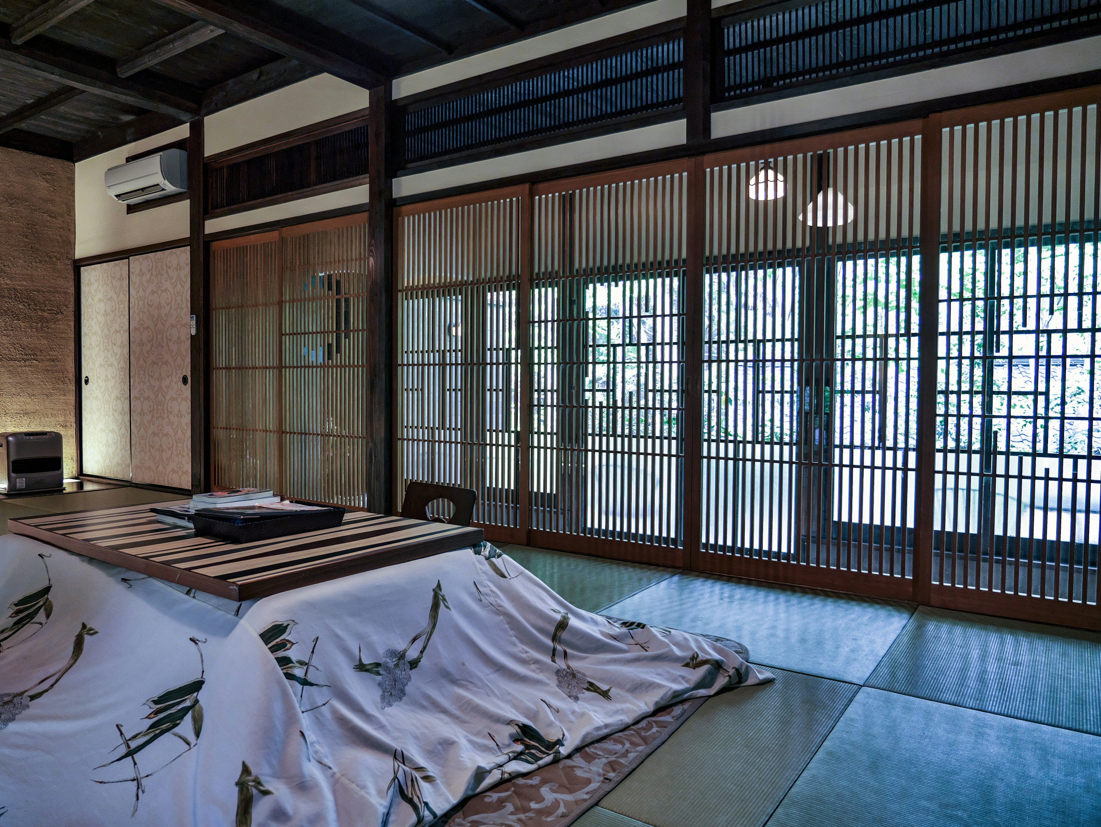 Intérieur moderne japonais avec lumière naturelle et lamelles en bambou