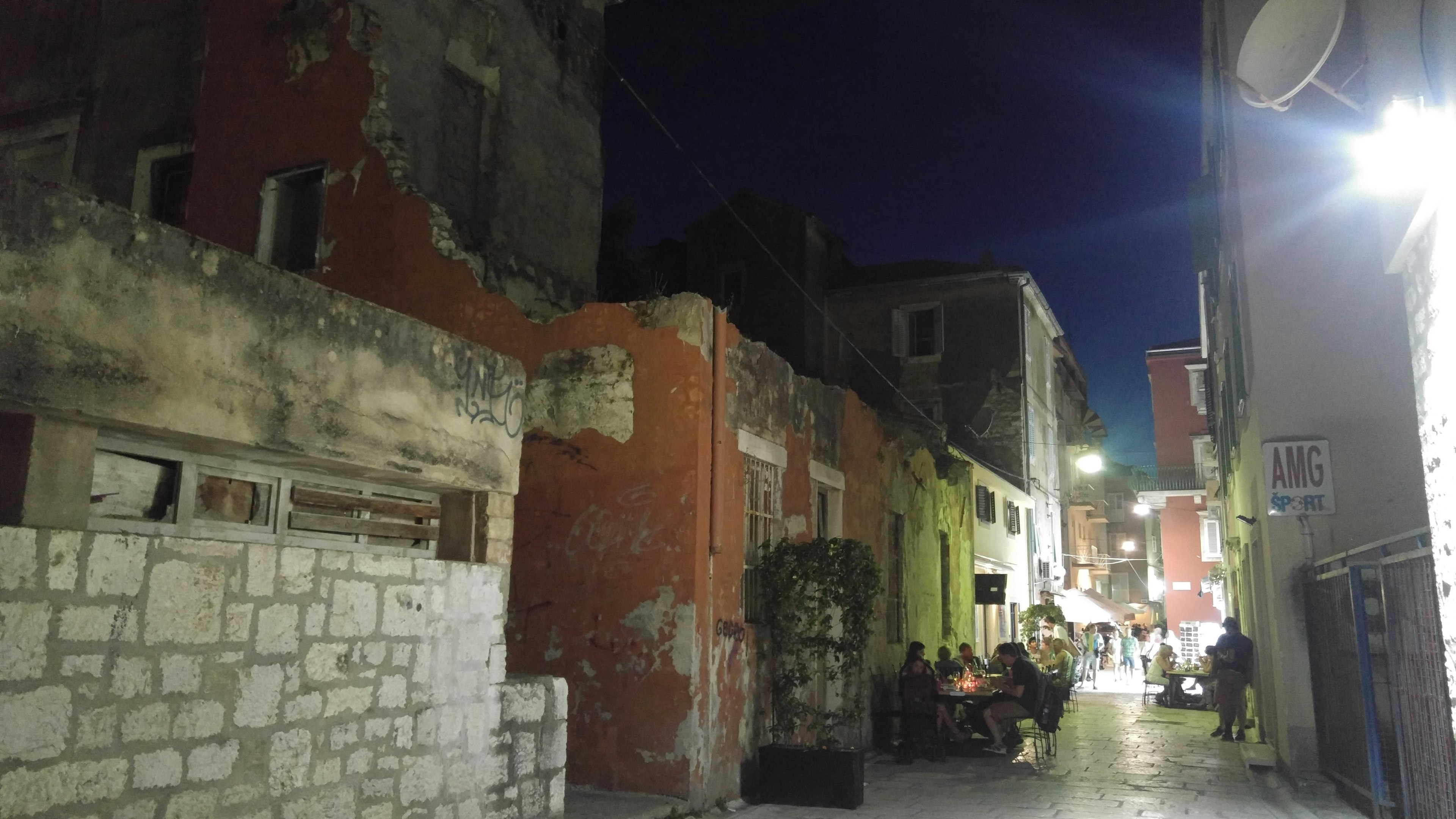 Alte Gebäude und Straßenlichter in einer Nachtszene