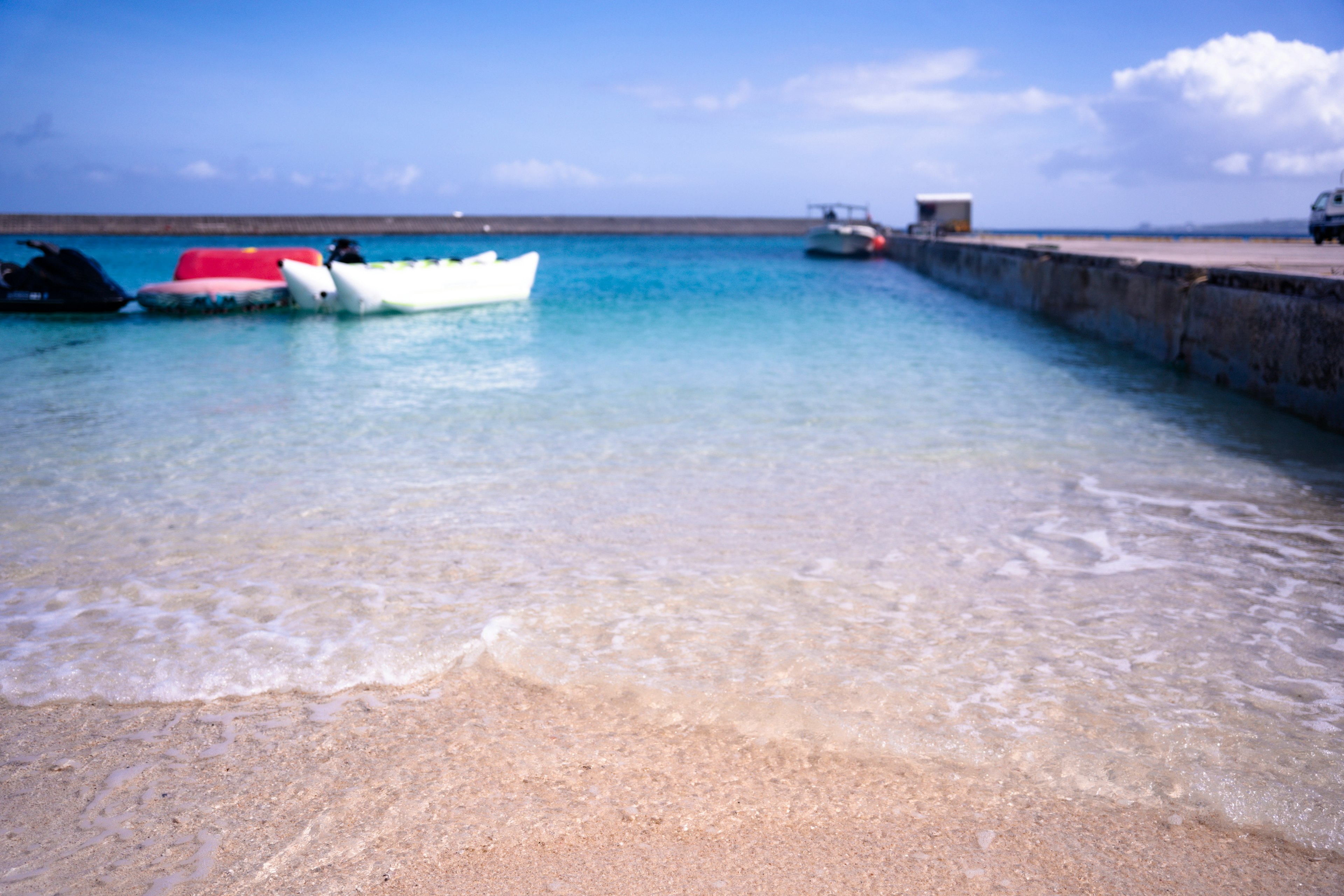 美しい青い海と白い砂浜に浮かぶ小さなボート