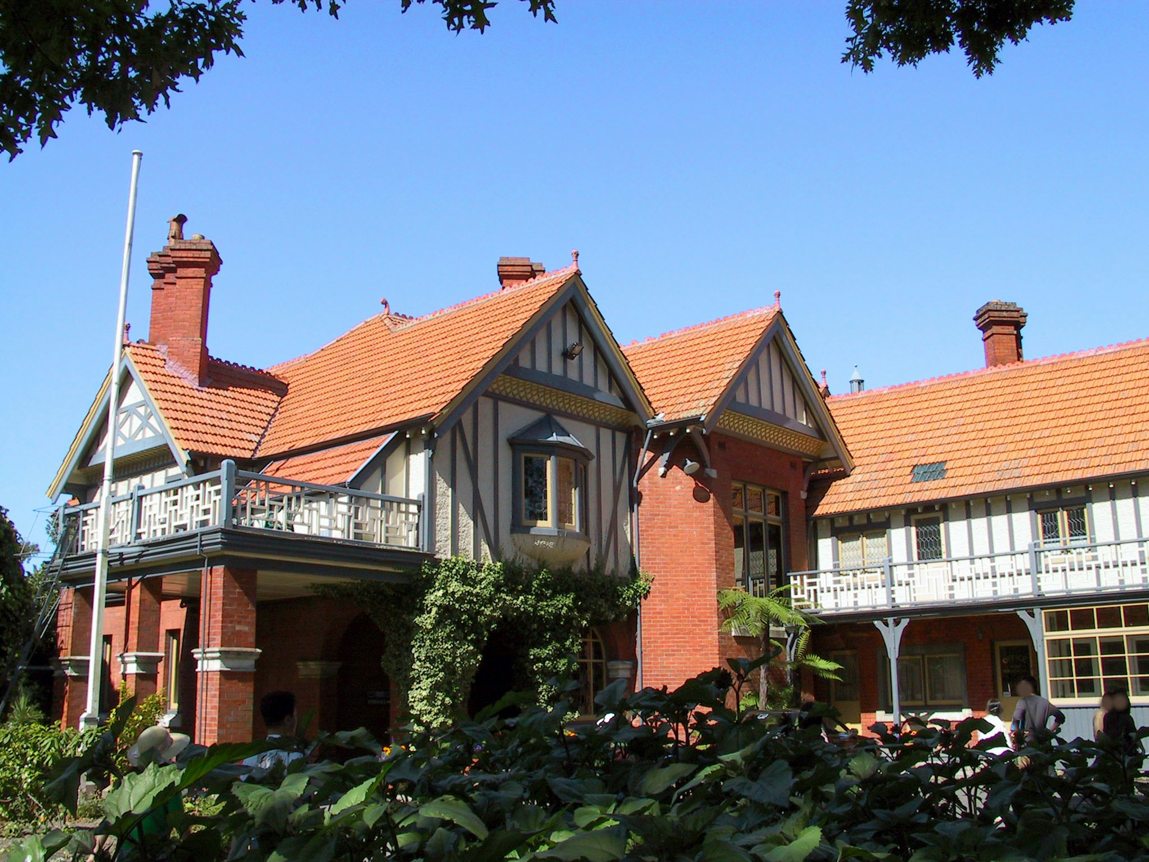 Traditionelles Haus mit roten Ziegeln und Holzdekoren