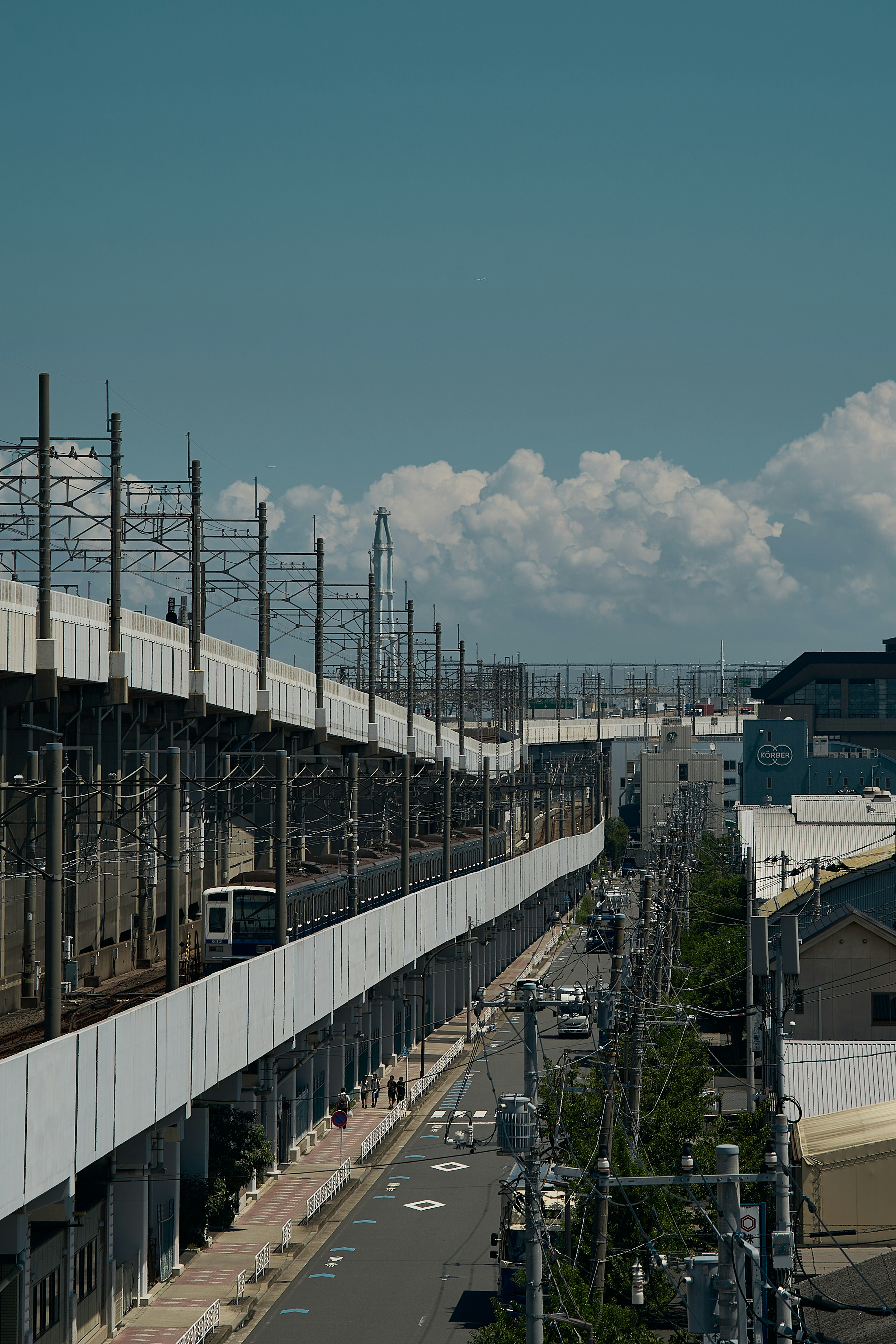 Eisenbahnüberführung bei klarem blauen Himmel