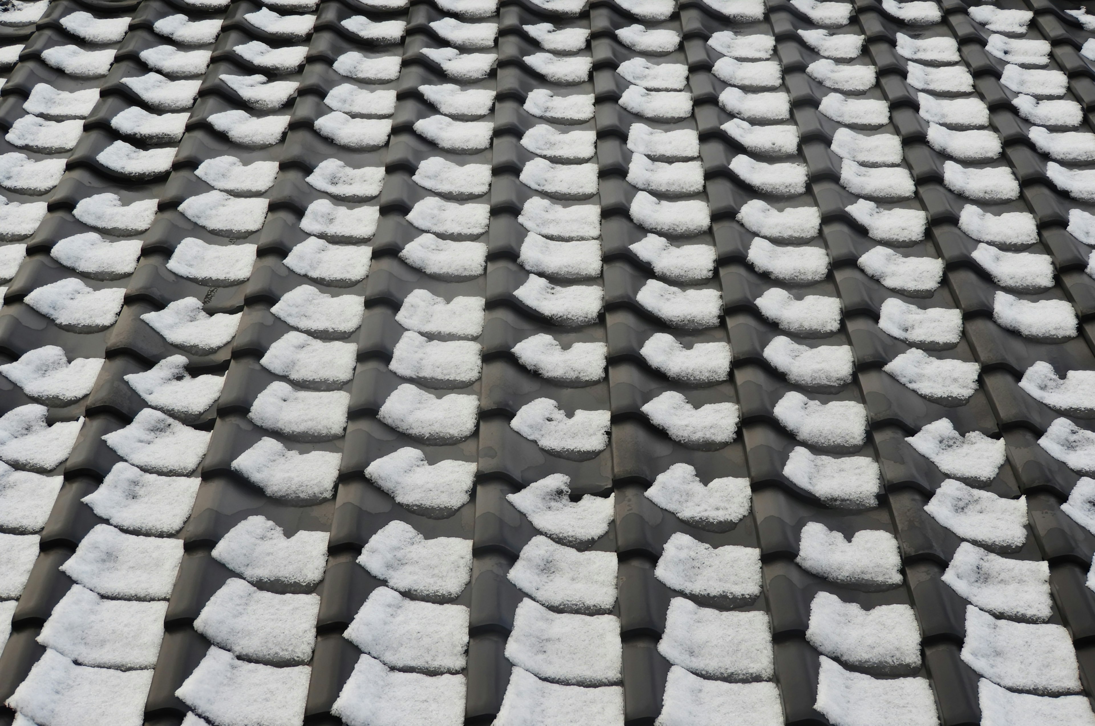 Pattern of white tiles arranged on a roof