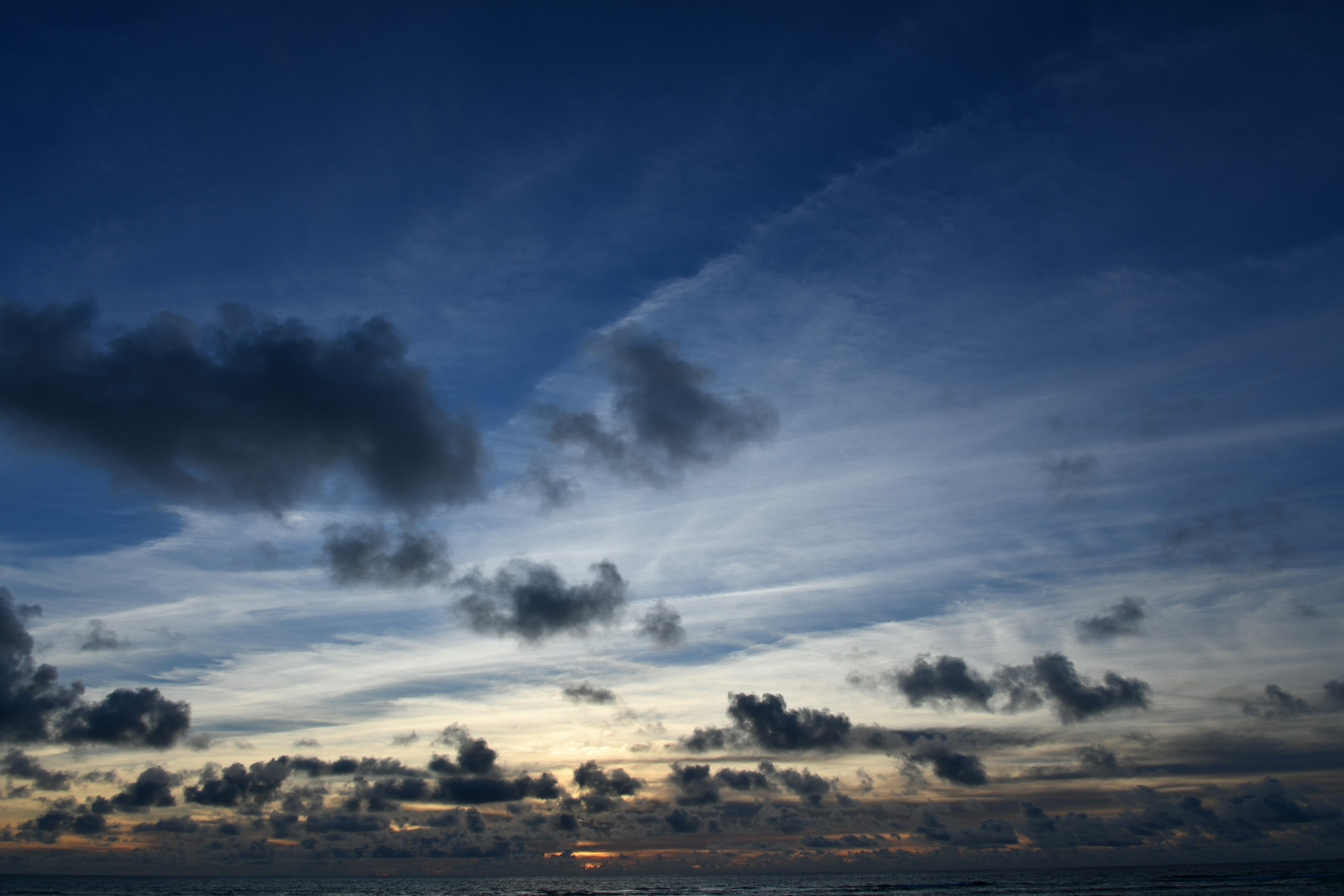 青い空と雲が広がる夕暮れの景色