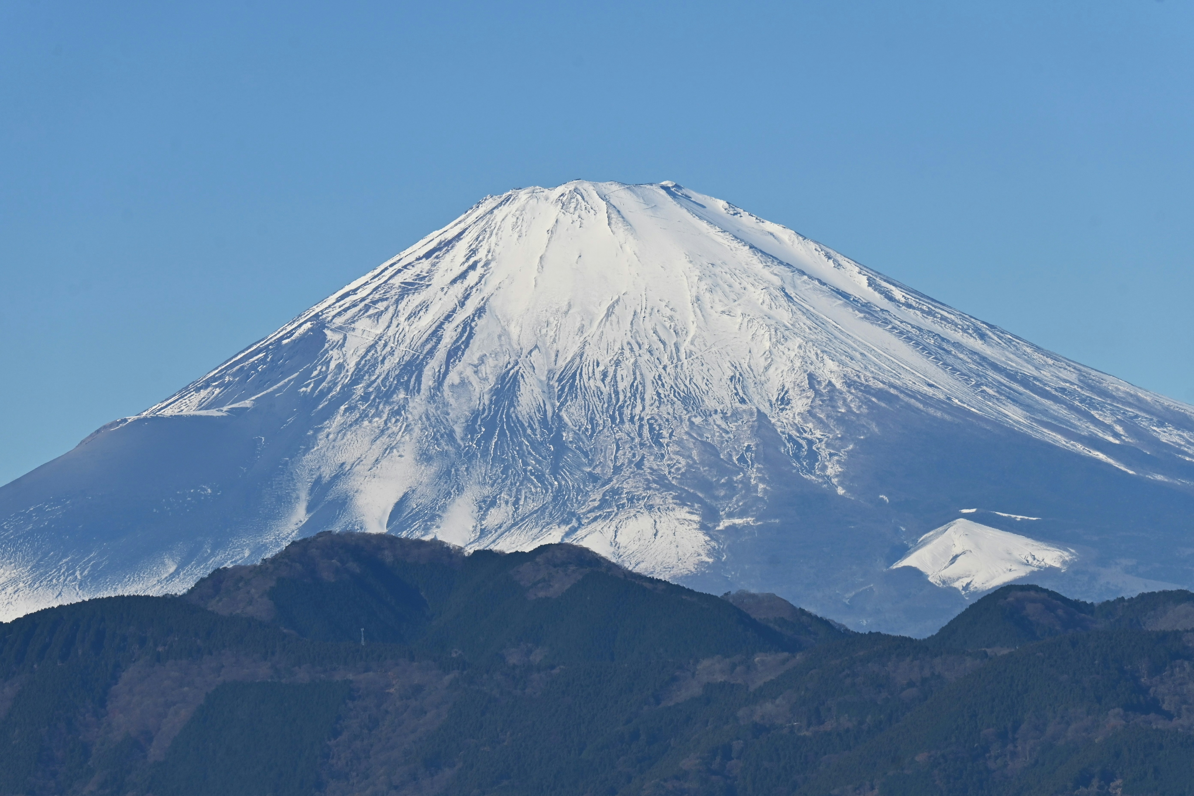 Cima innevata del Monte Fuji contro un cielo blu