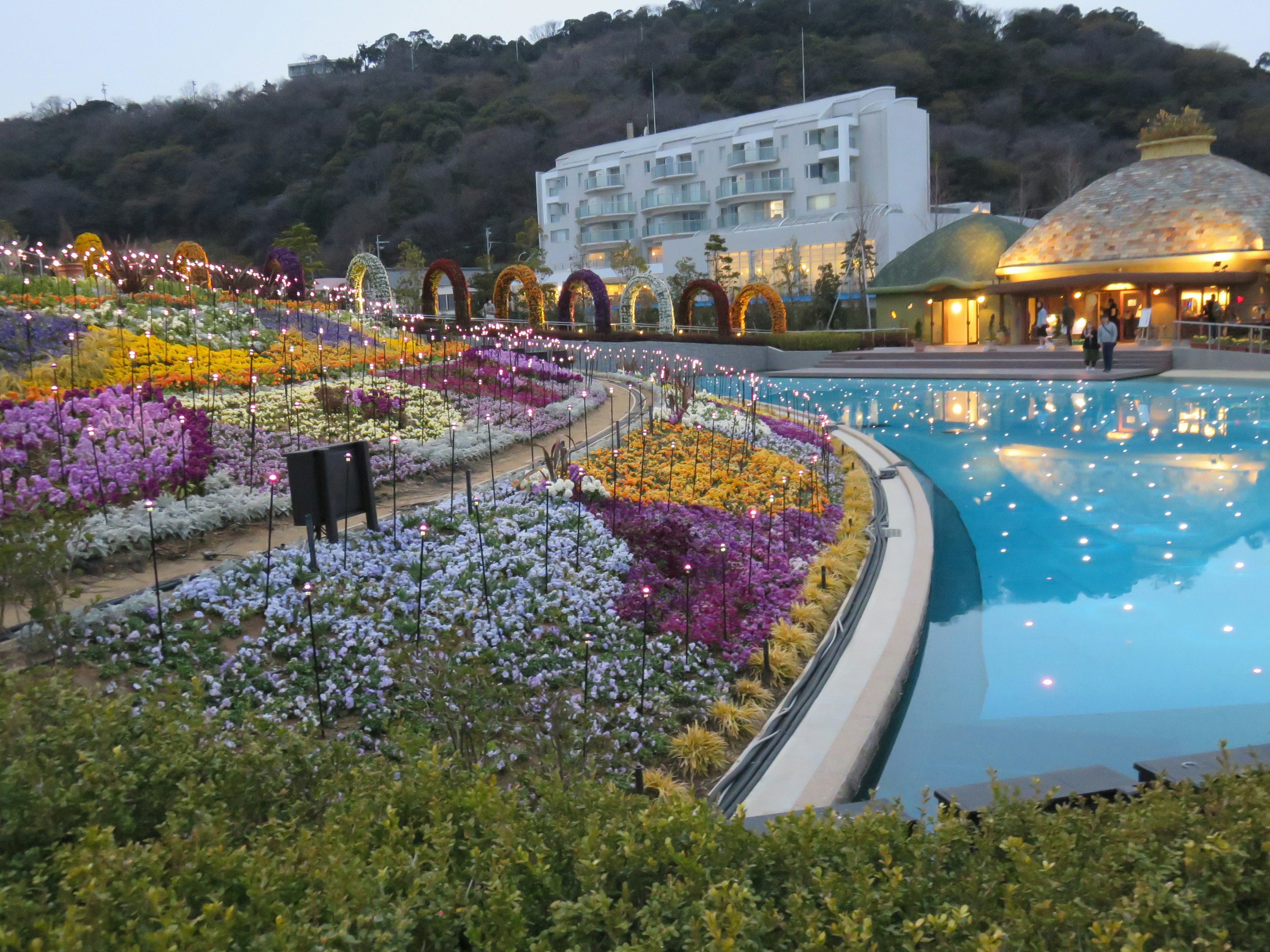 Vista panoramica di un resort con fiori vivaci e una piscina